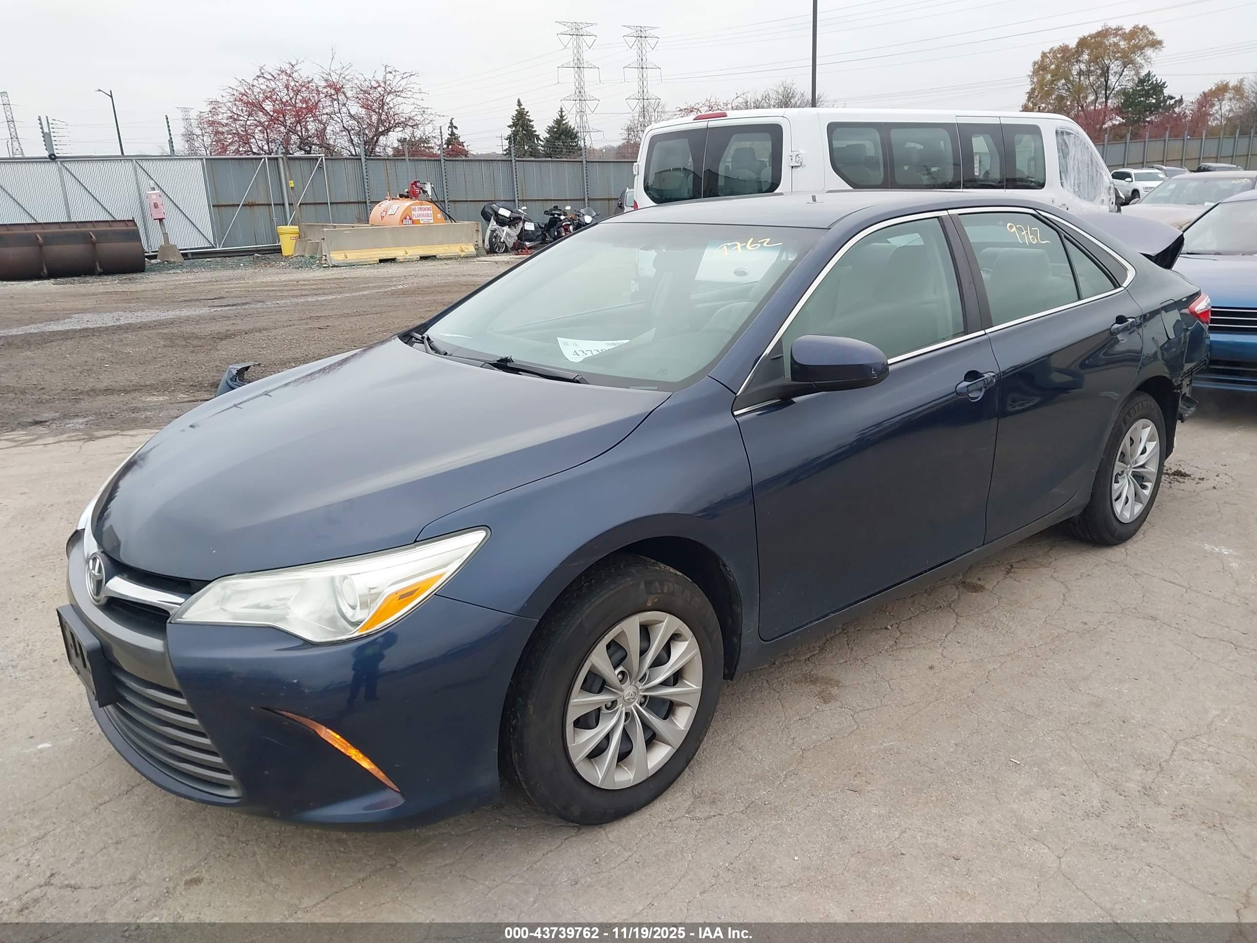 TOYOTA CAMRY image 2