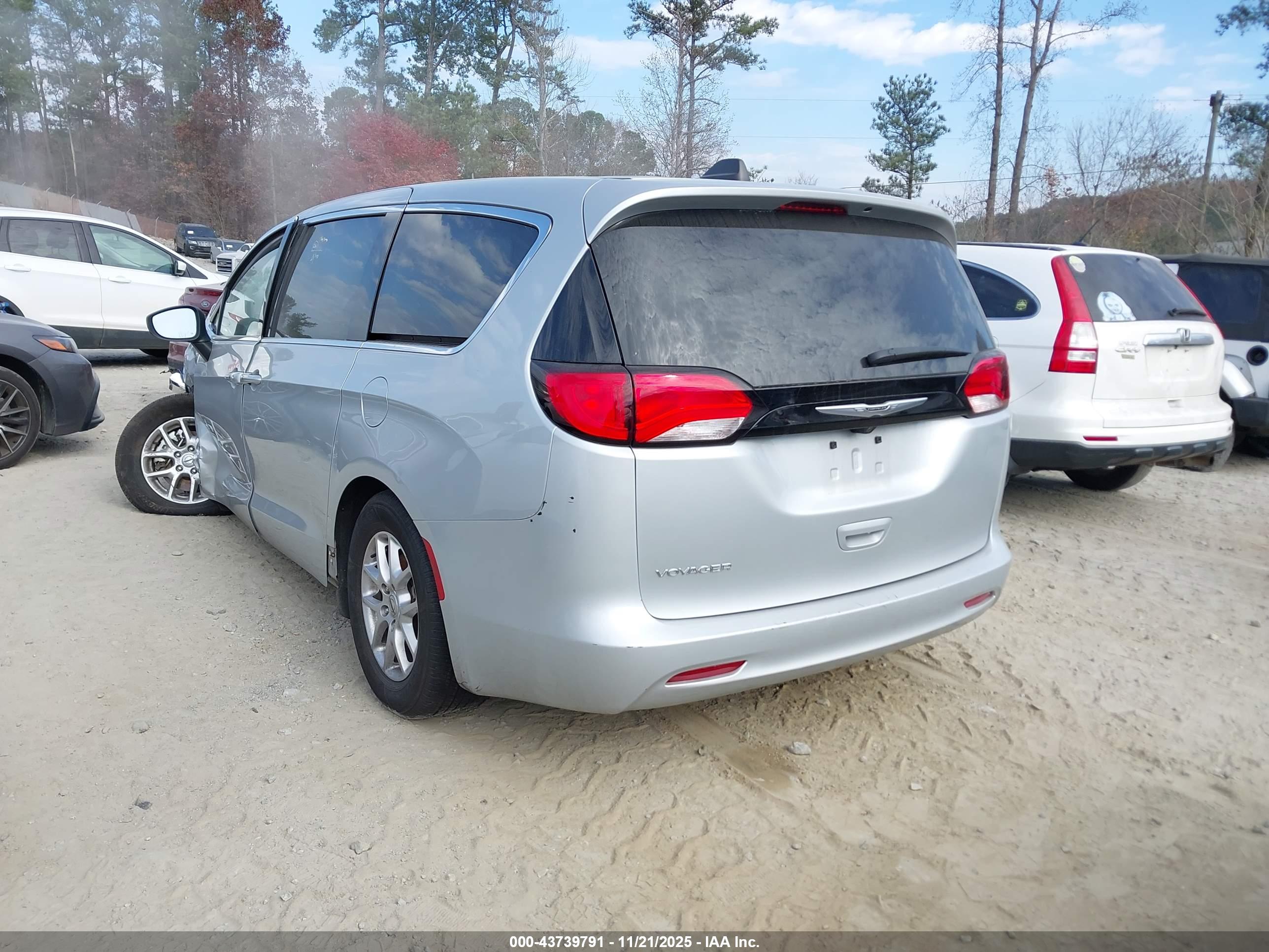 CHRYSLER VOYAGER image 3