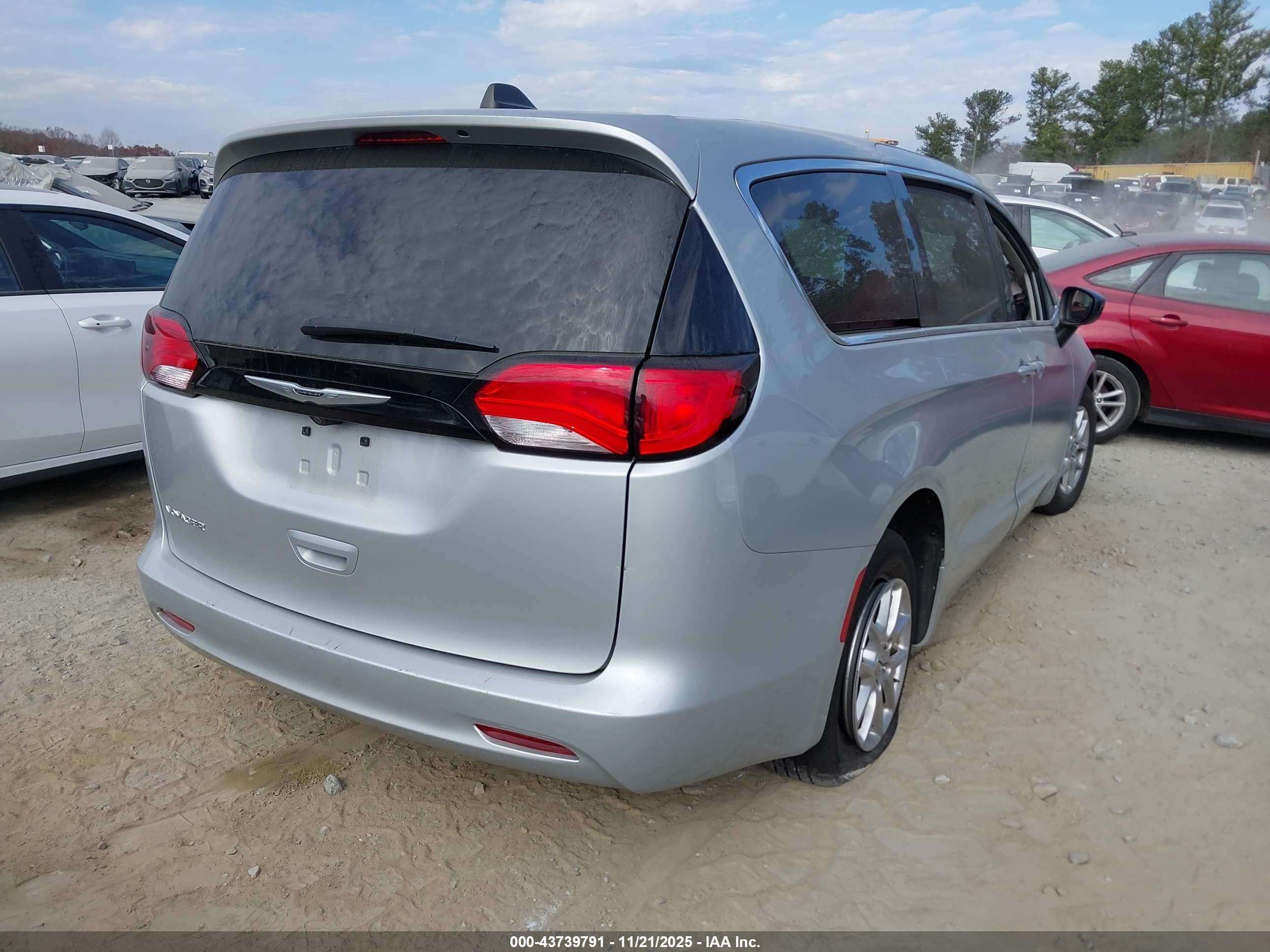 CHRYSLER VOYAGER image 4