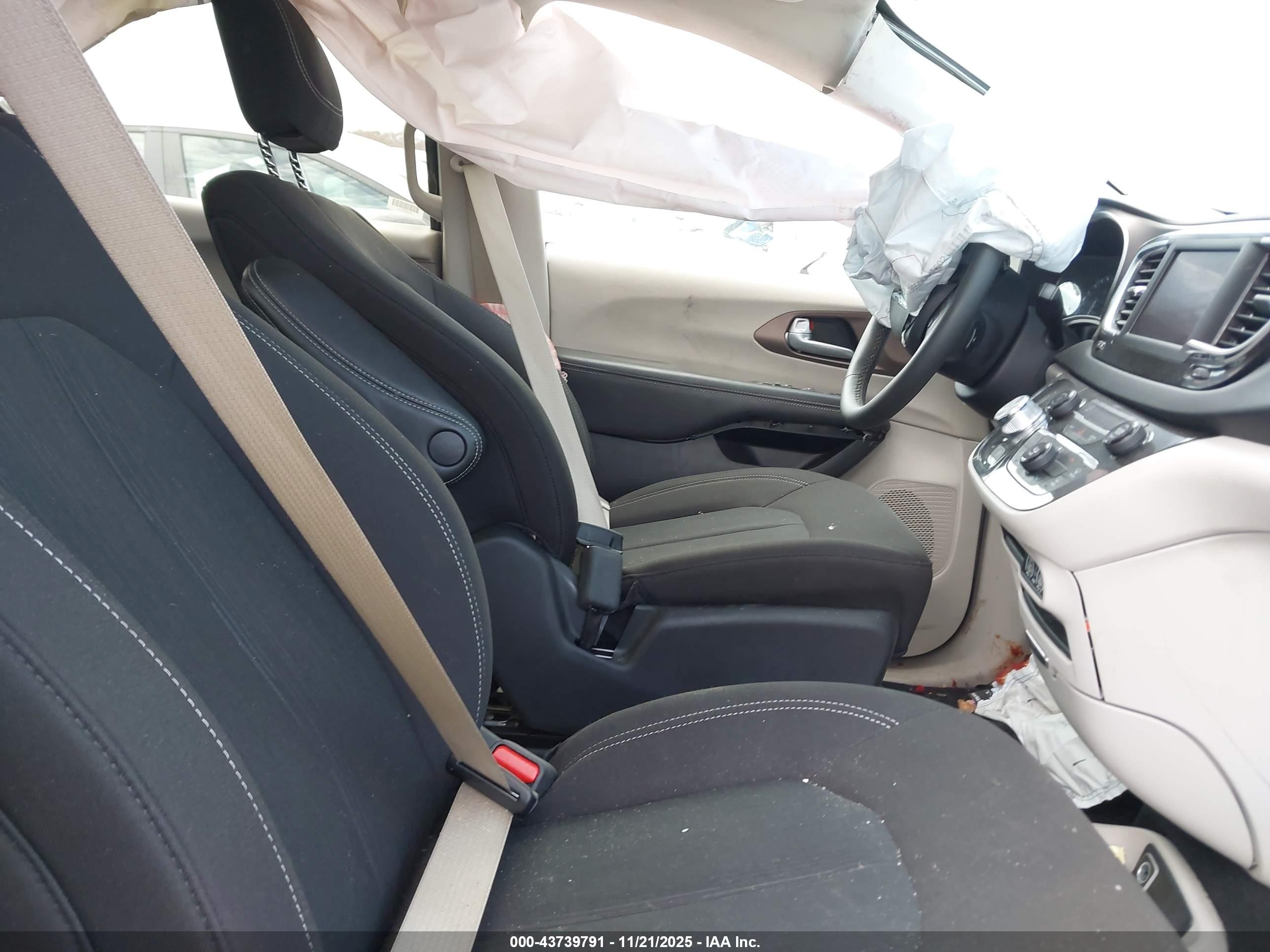 CHRYSLER VOYAGER image 5