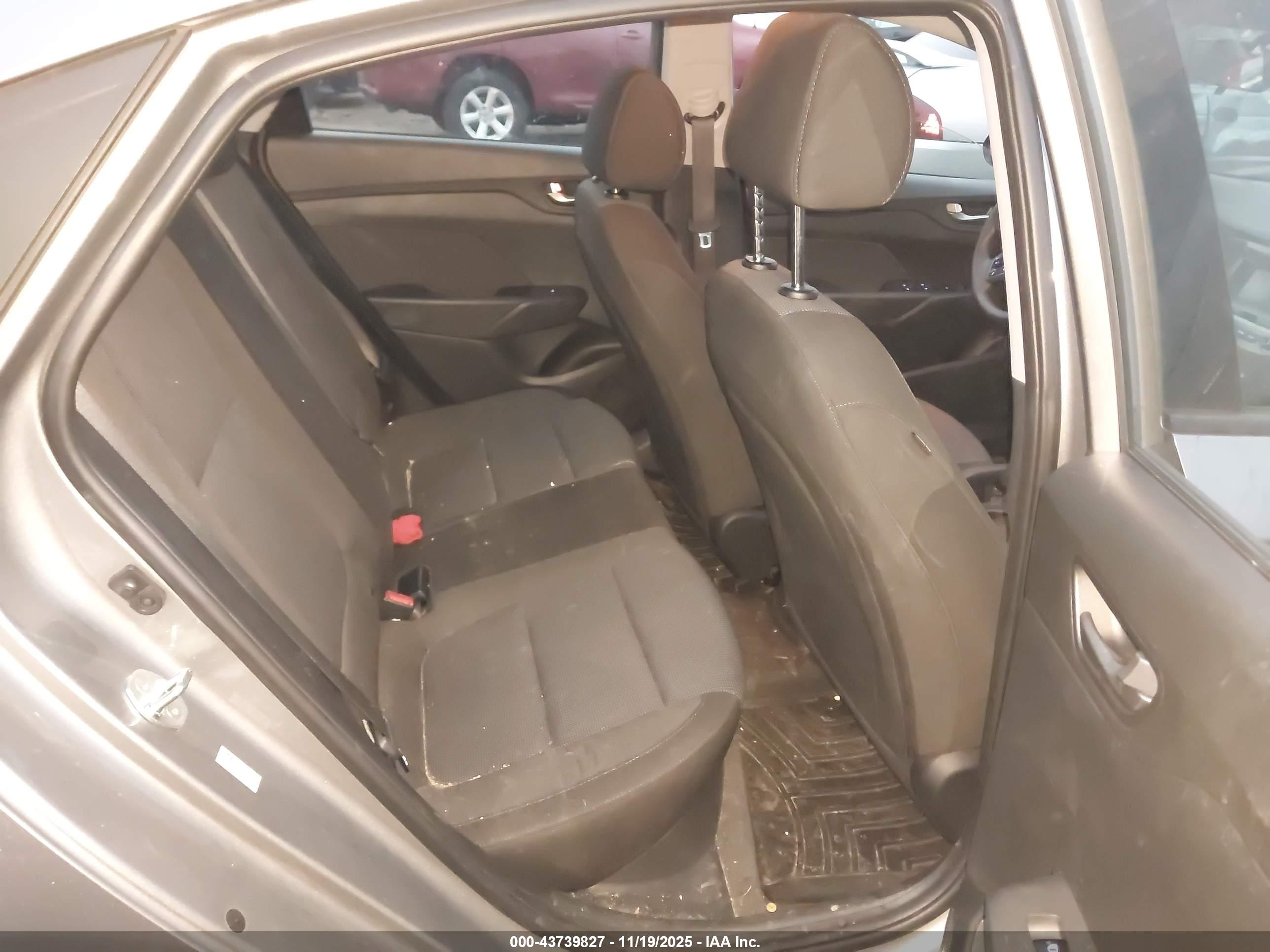 HYUNDAI ACCENT image 8