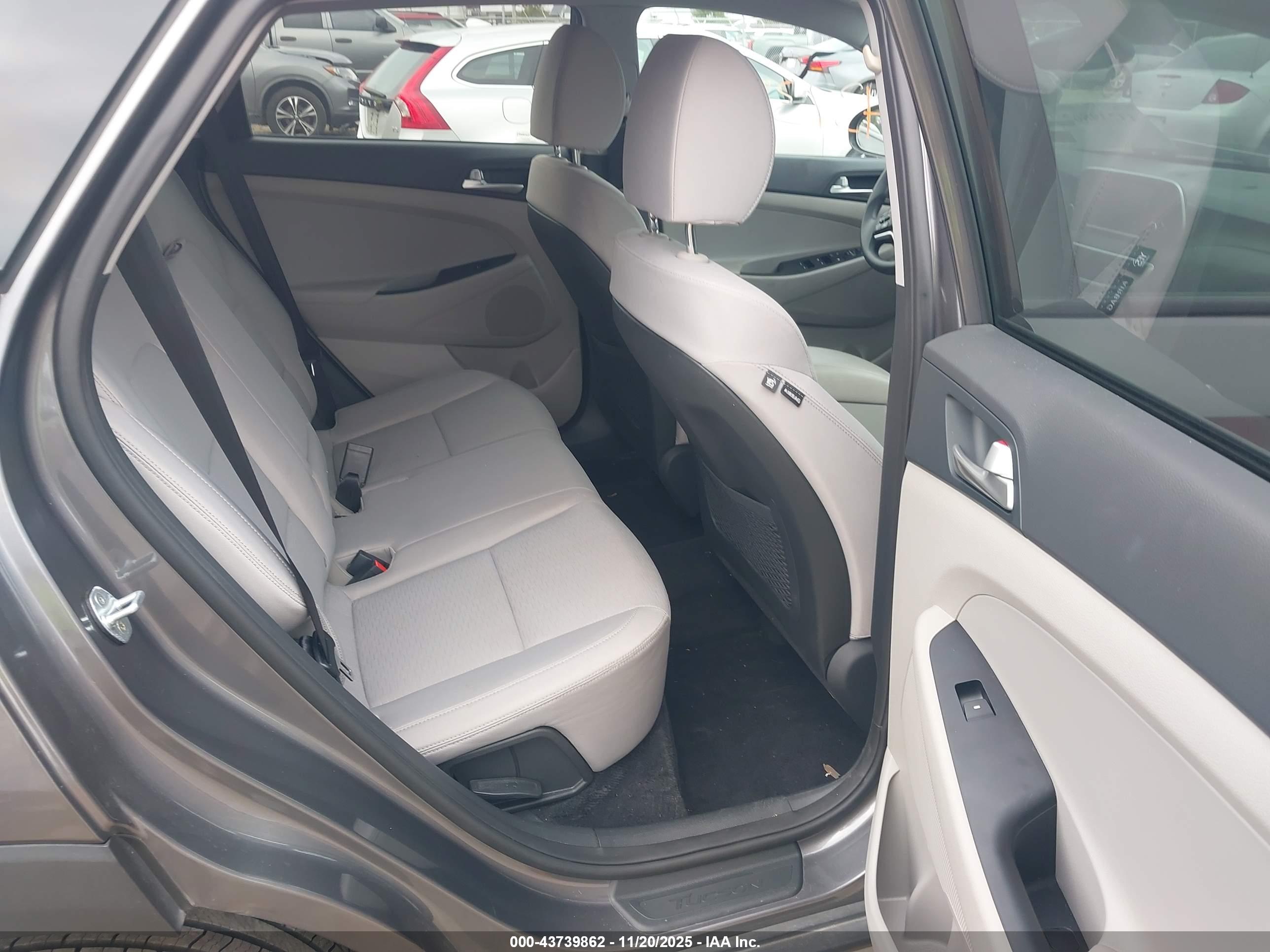 HYUNDAI TUCSON image 8