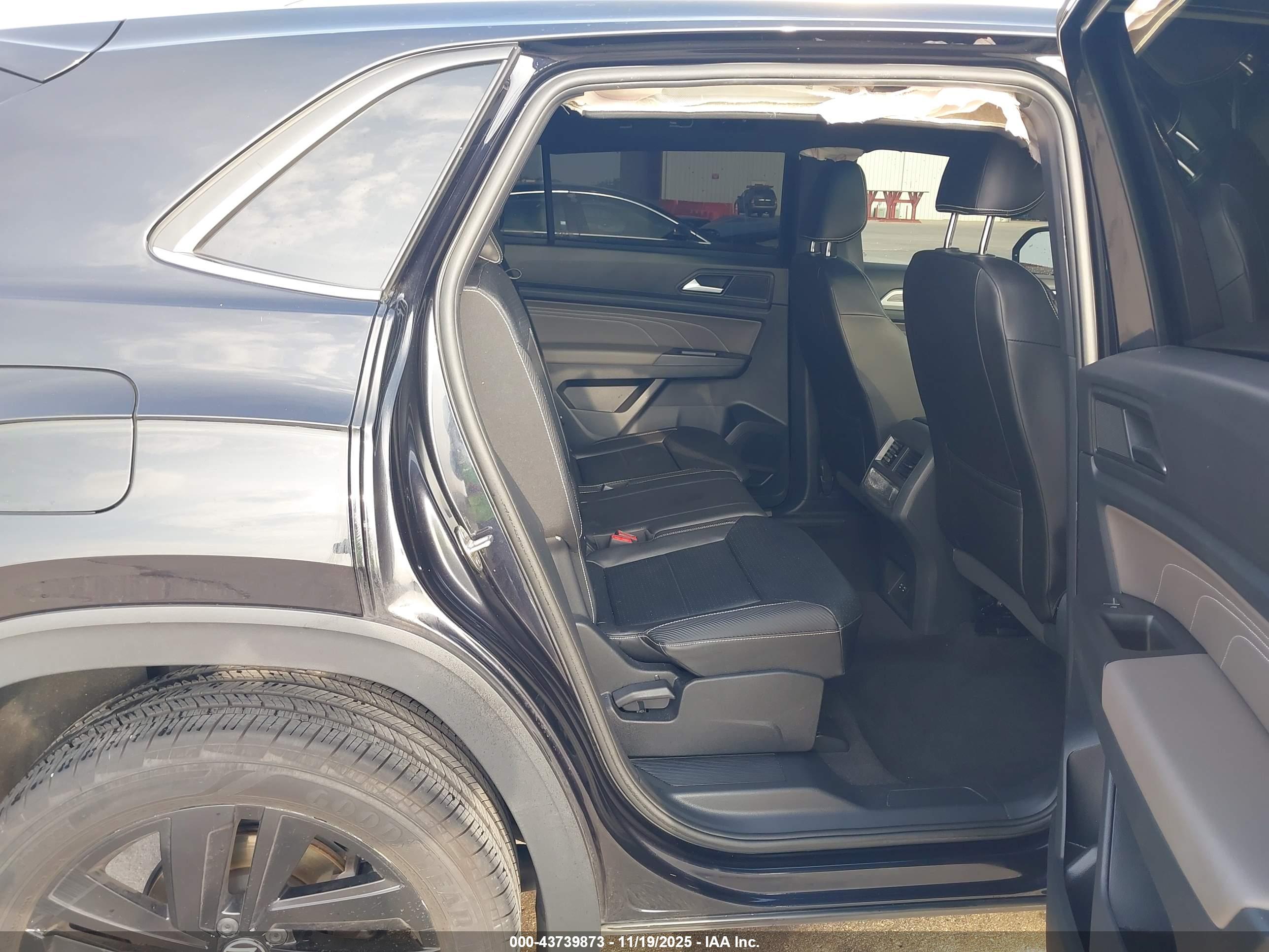 VOLKSWAGEN ATLAS image 8
