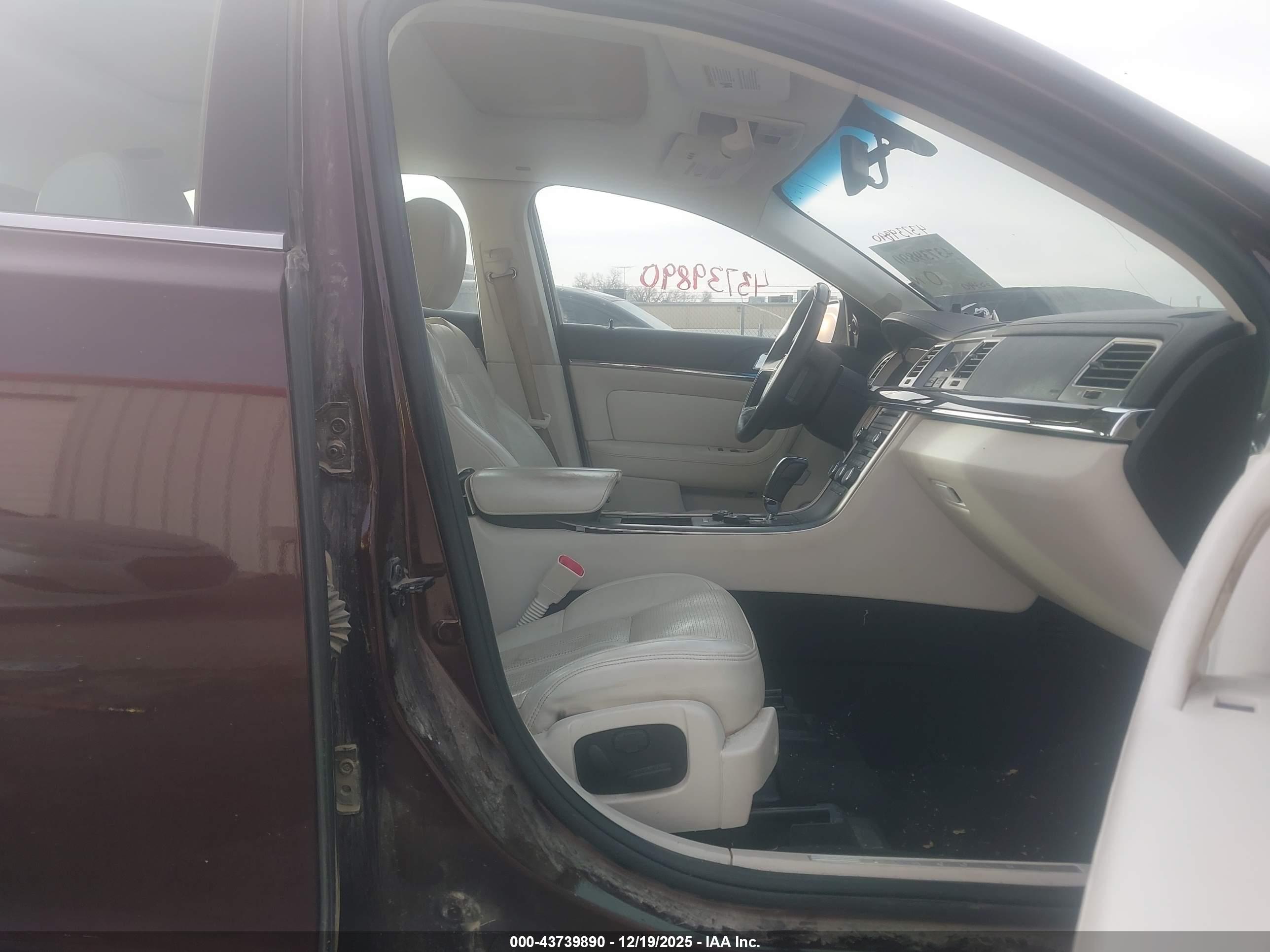 LINCOLN MKS image 5