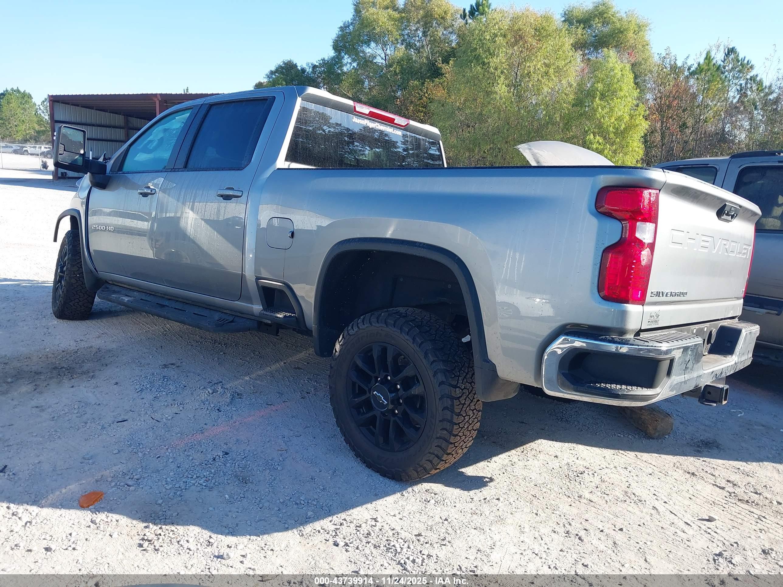 CHEVROLET SILVERADO image 3