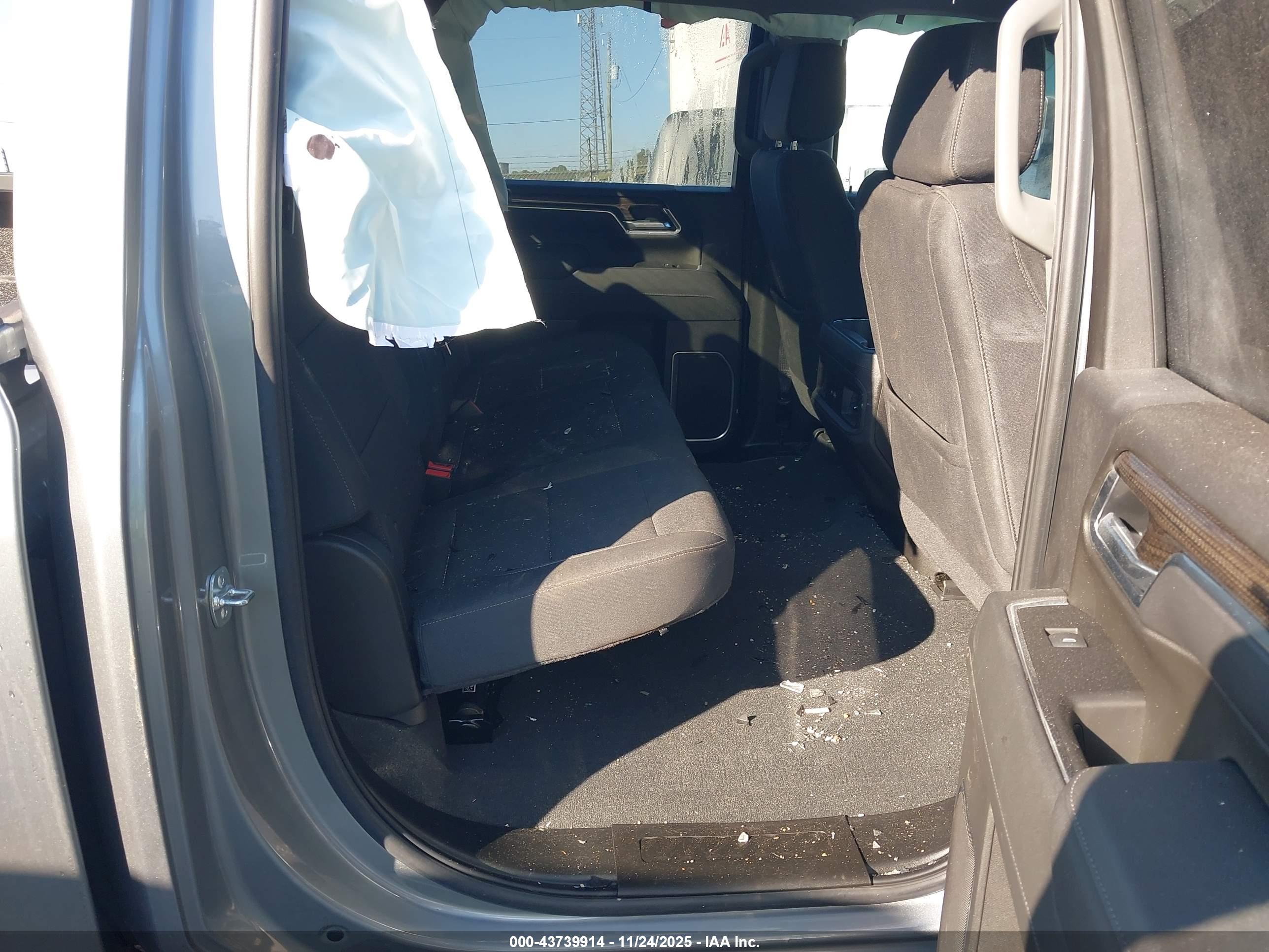 CHEVROLET SILVERADO image 8