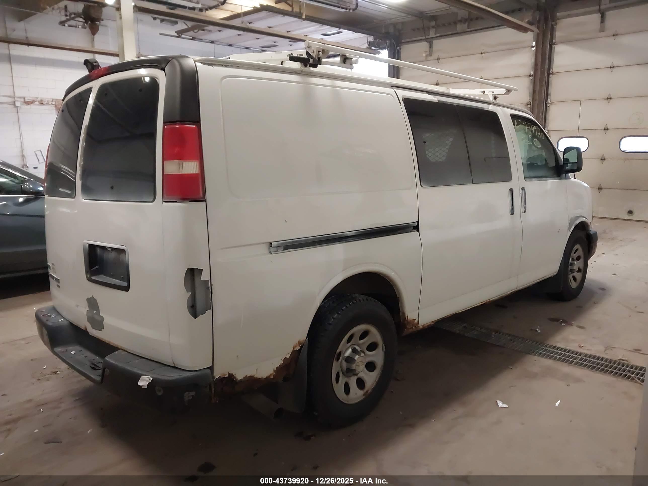 CHEVROLET EXPRESS image 4