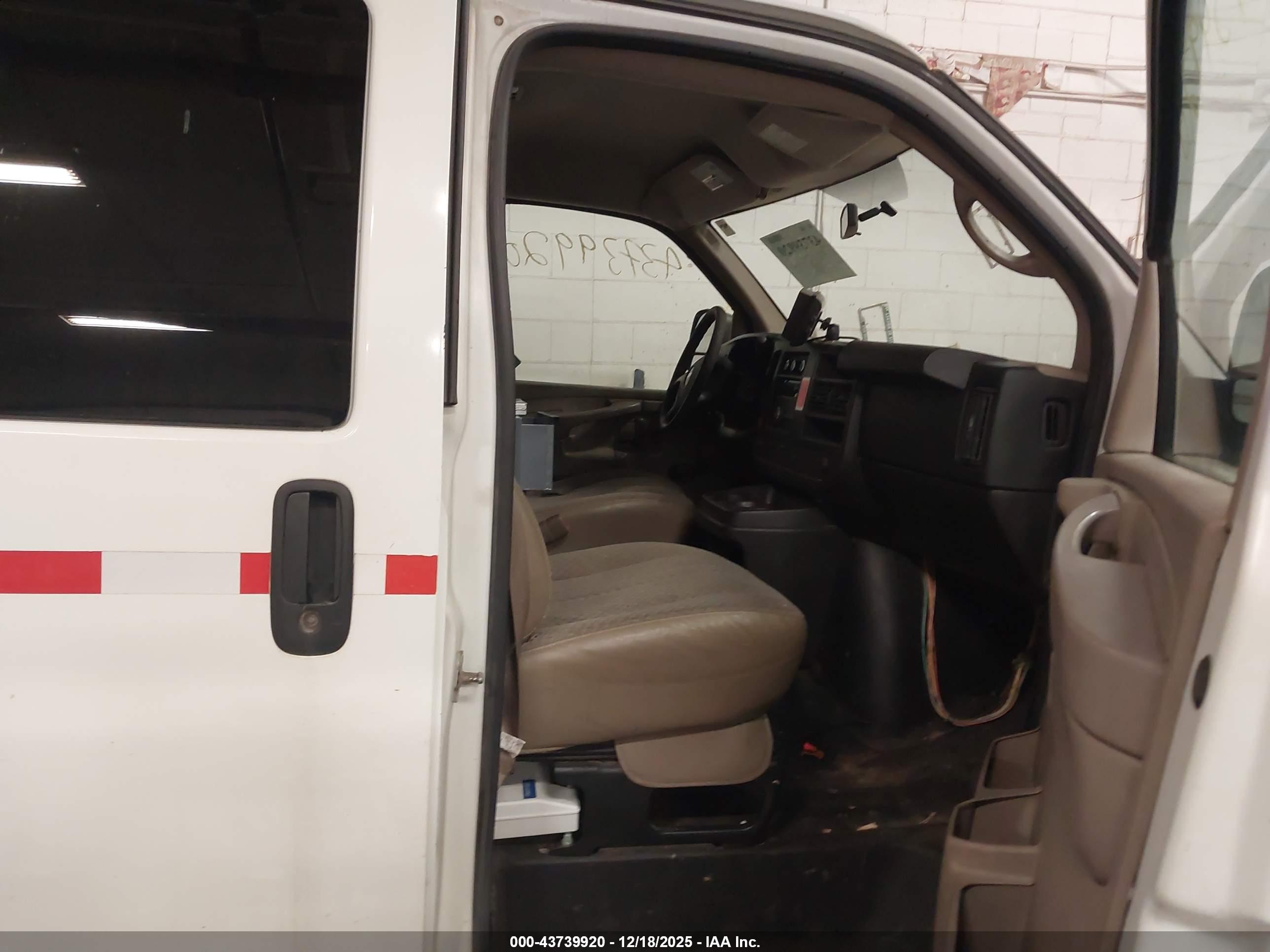 CHEVROLET EXPRESS image 5