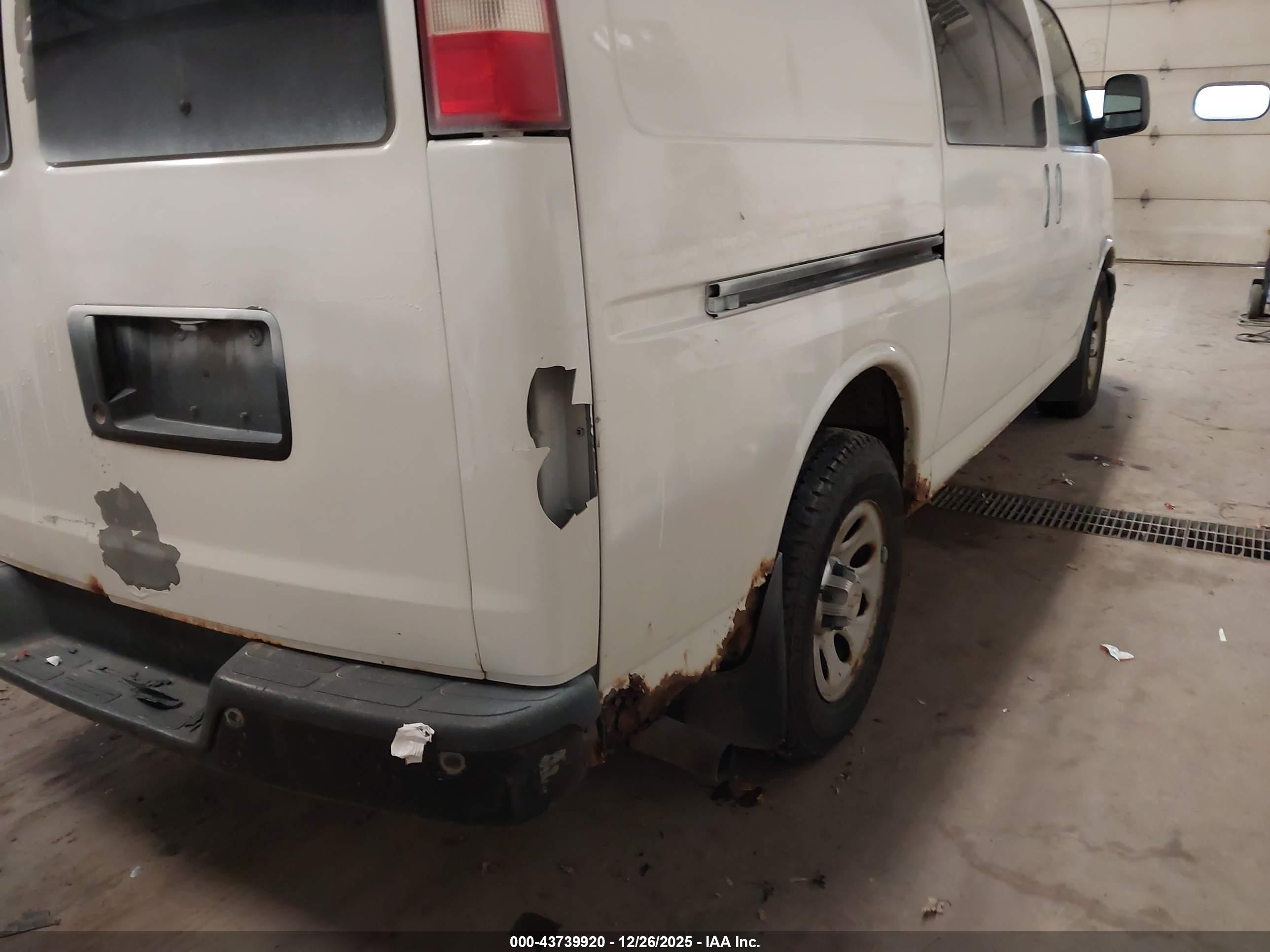 CHEVROLET EXPRESS image 6