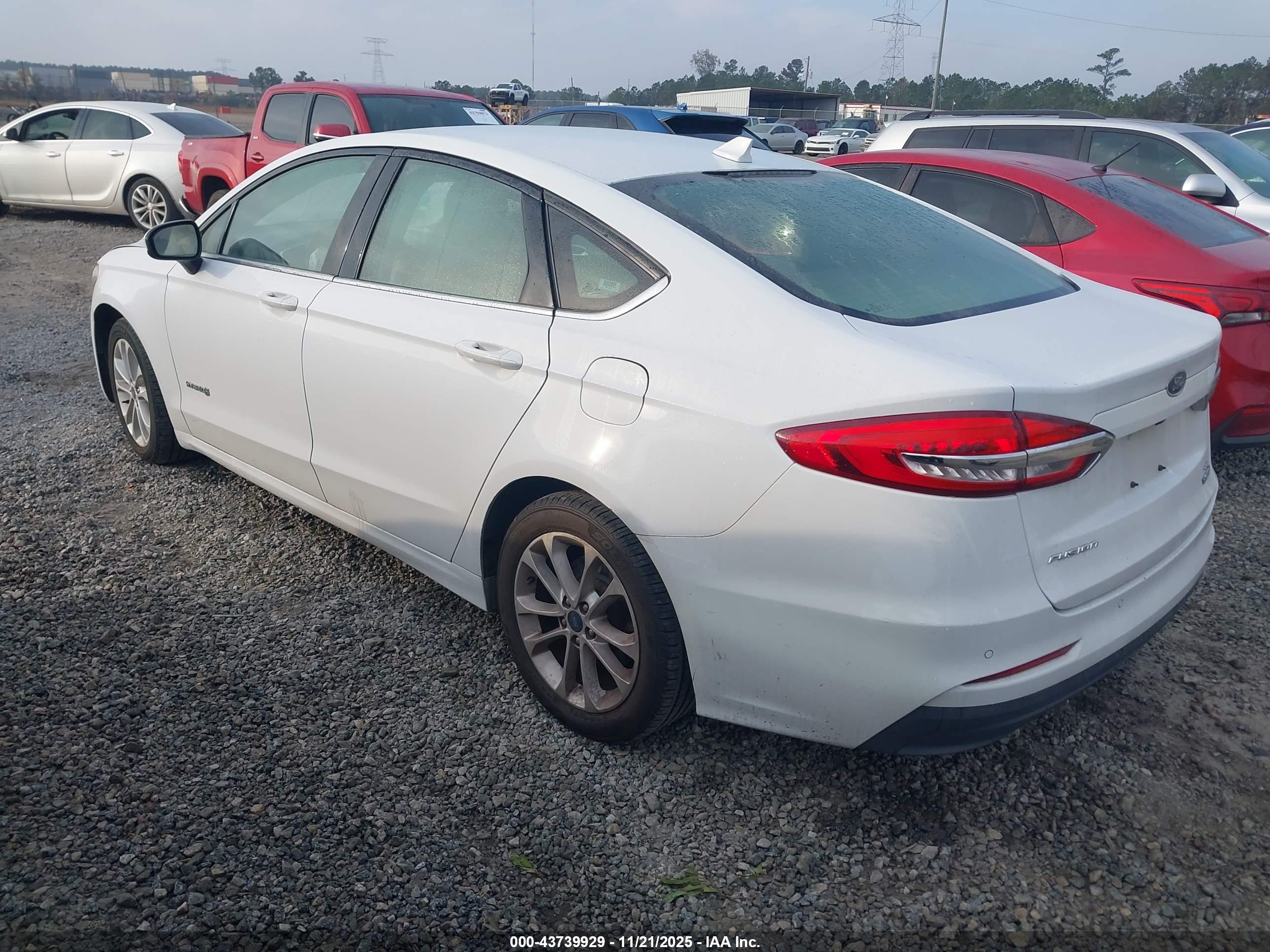 FORD FUSION image 3