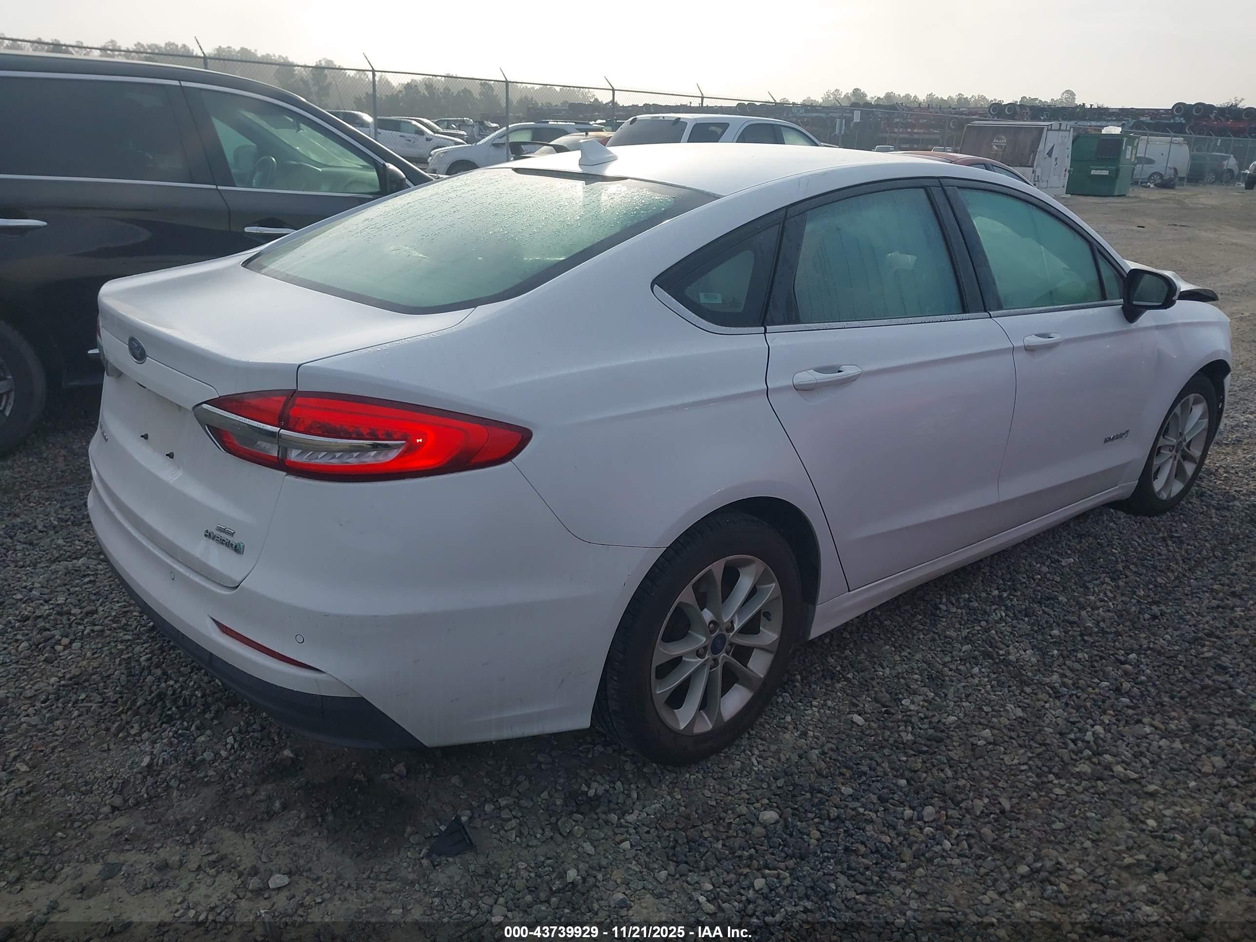 FORD FUSION image 4