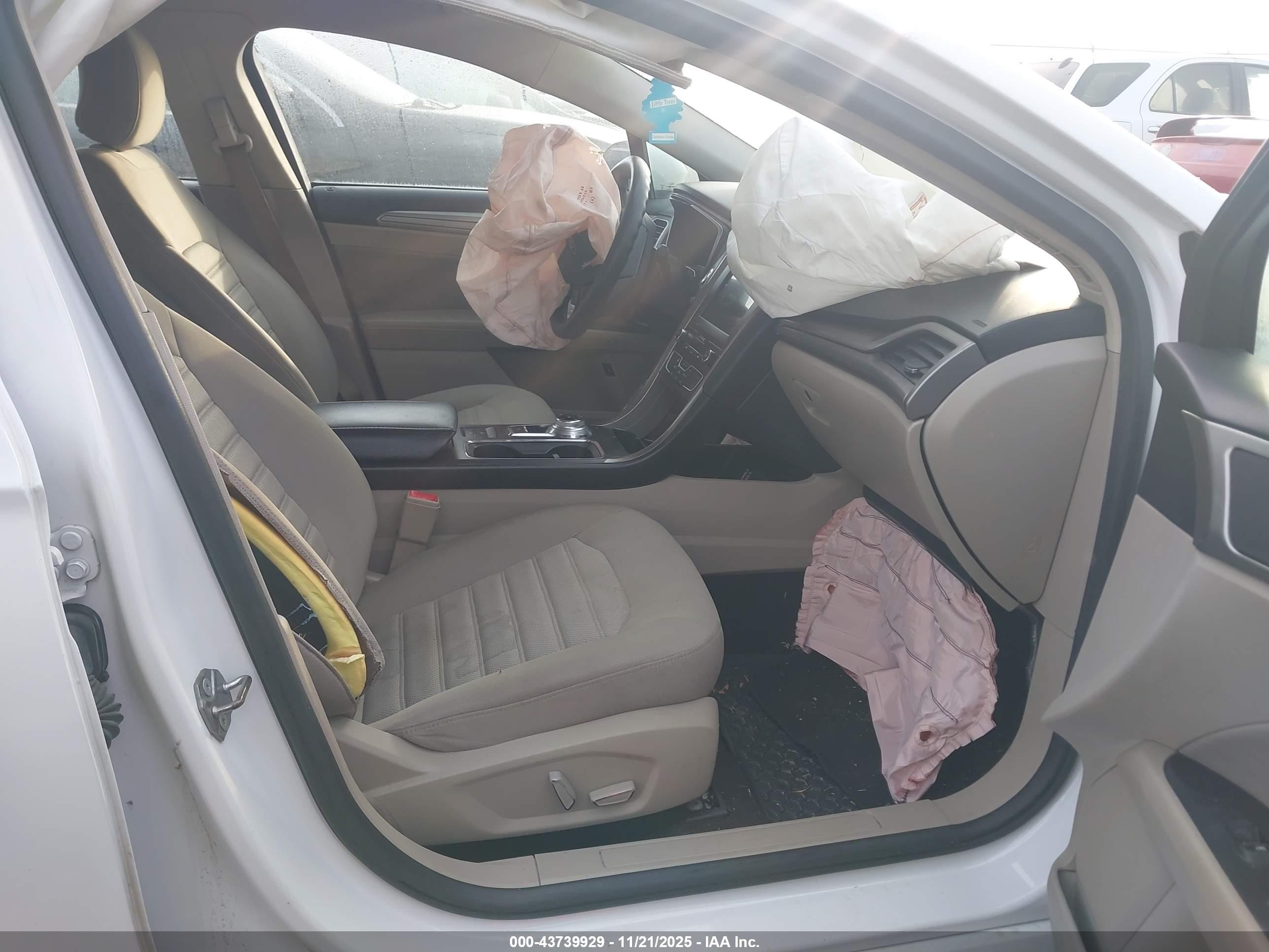 FORD FUSION image 5