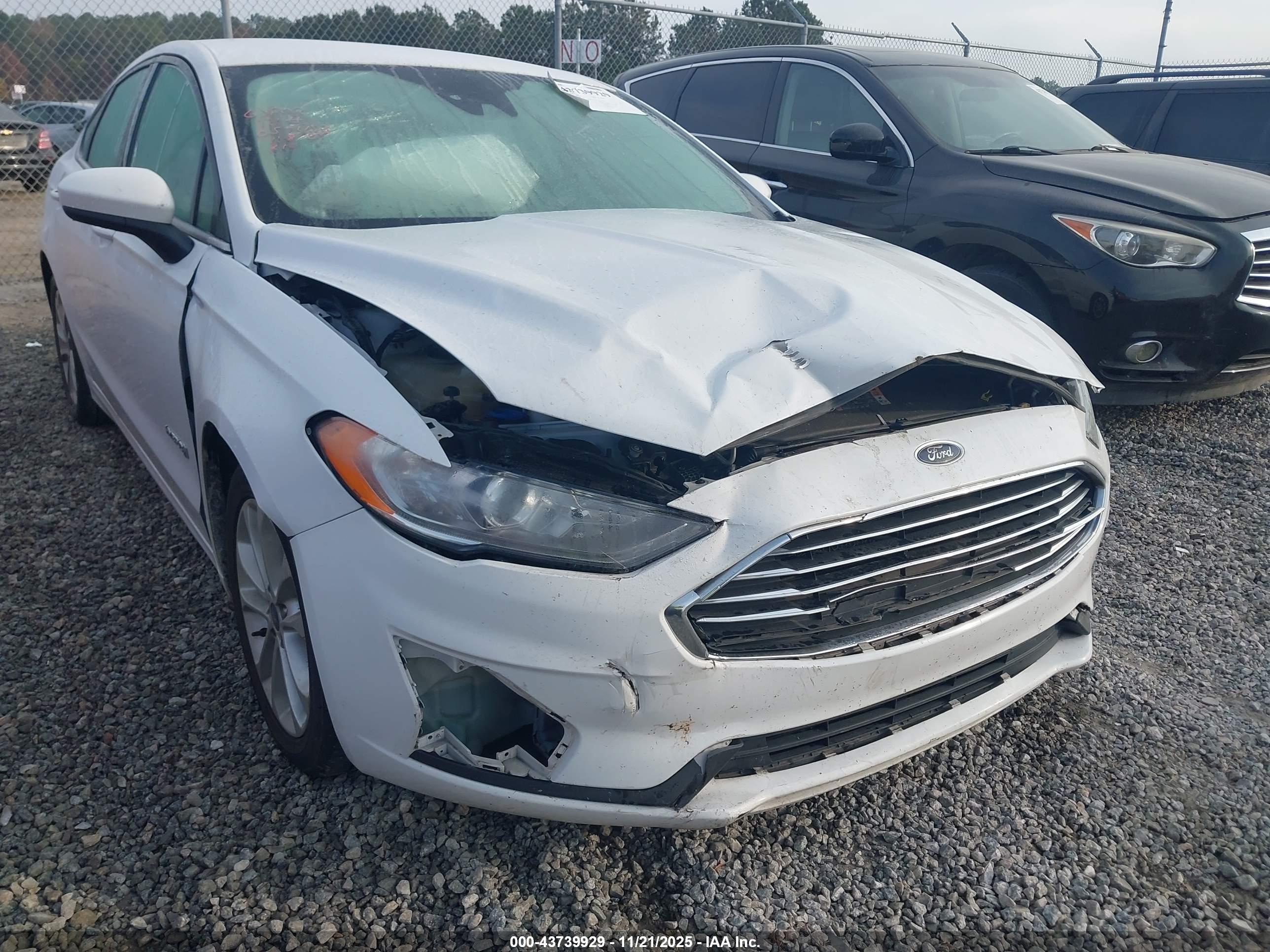FORD FUSION image 6