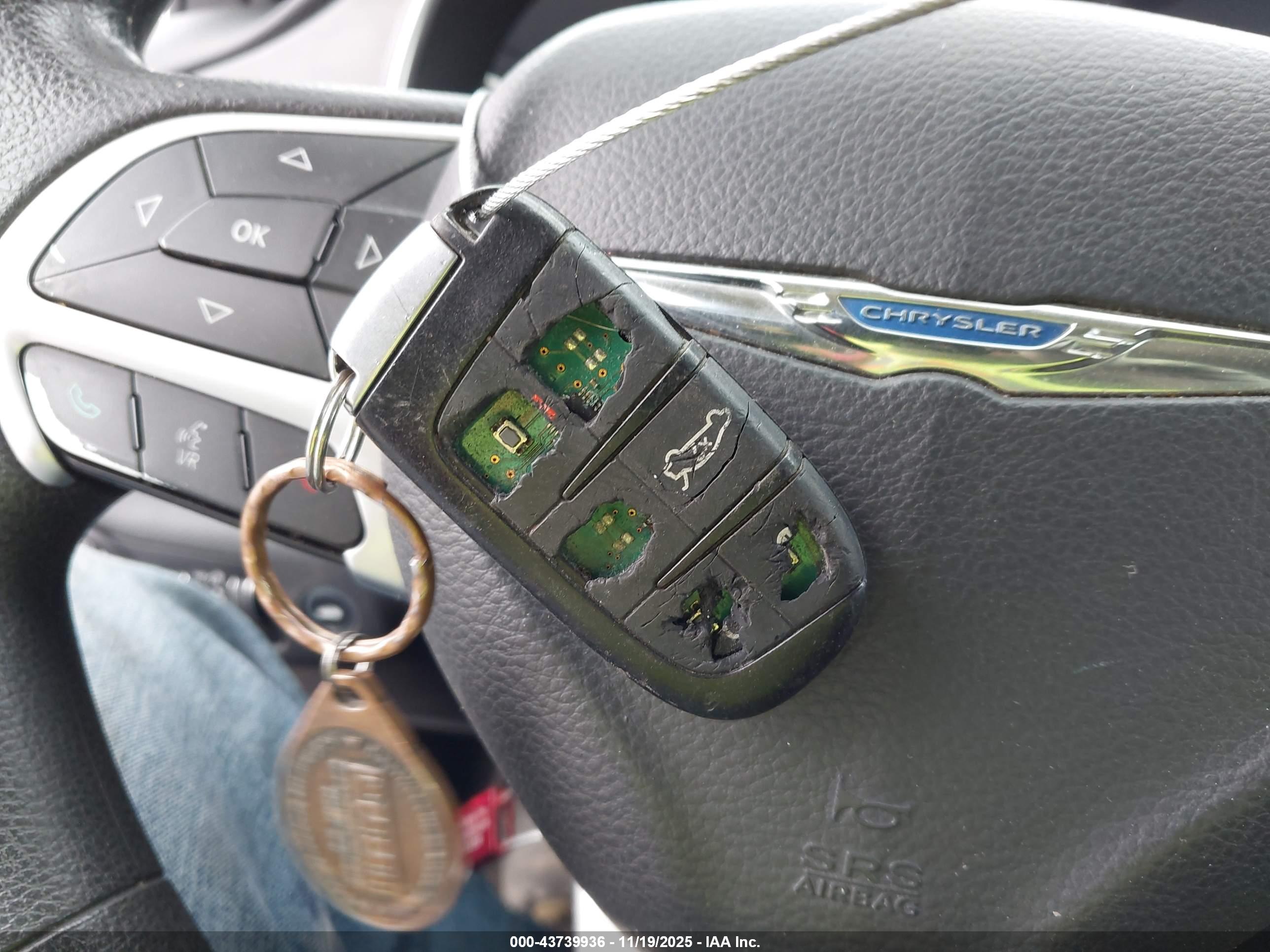 CHRYSLER 200 image 11