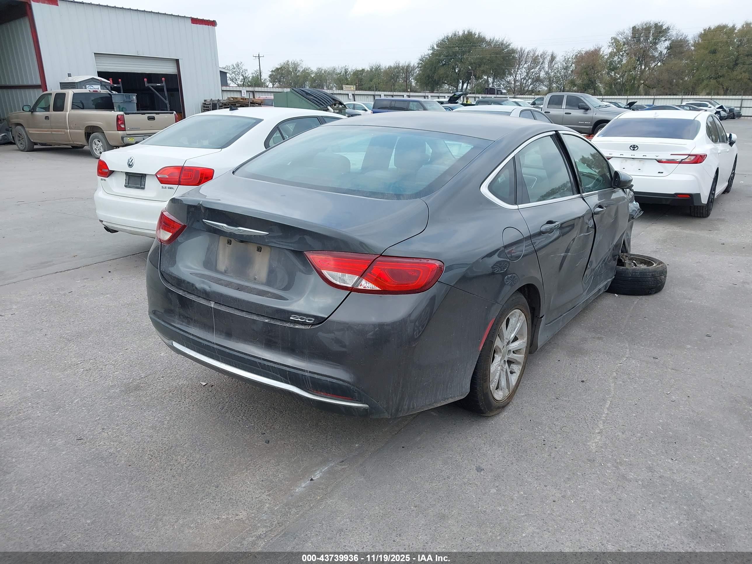 CHRYSLER 200 image 4