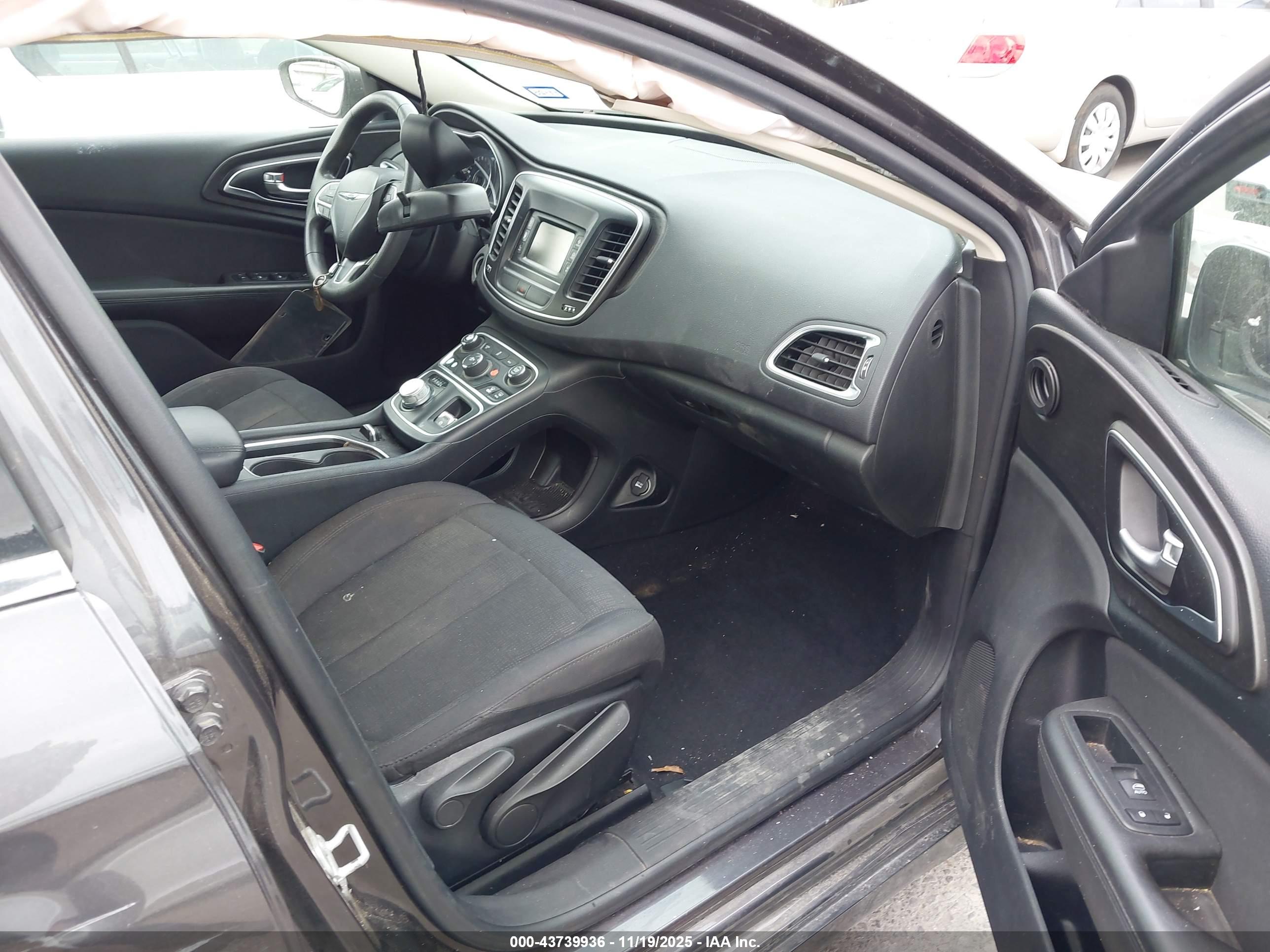 CHRYSLER 200 image 5