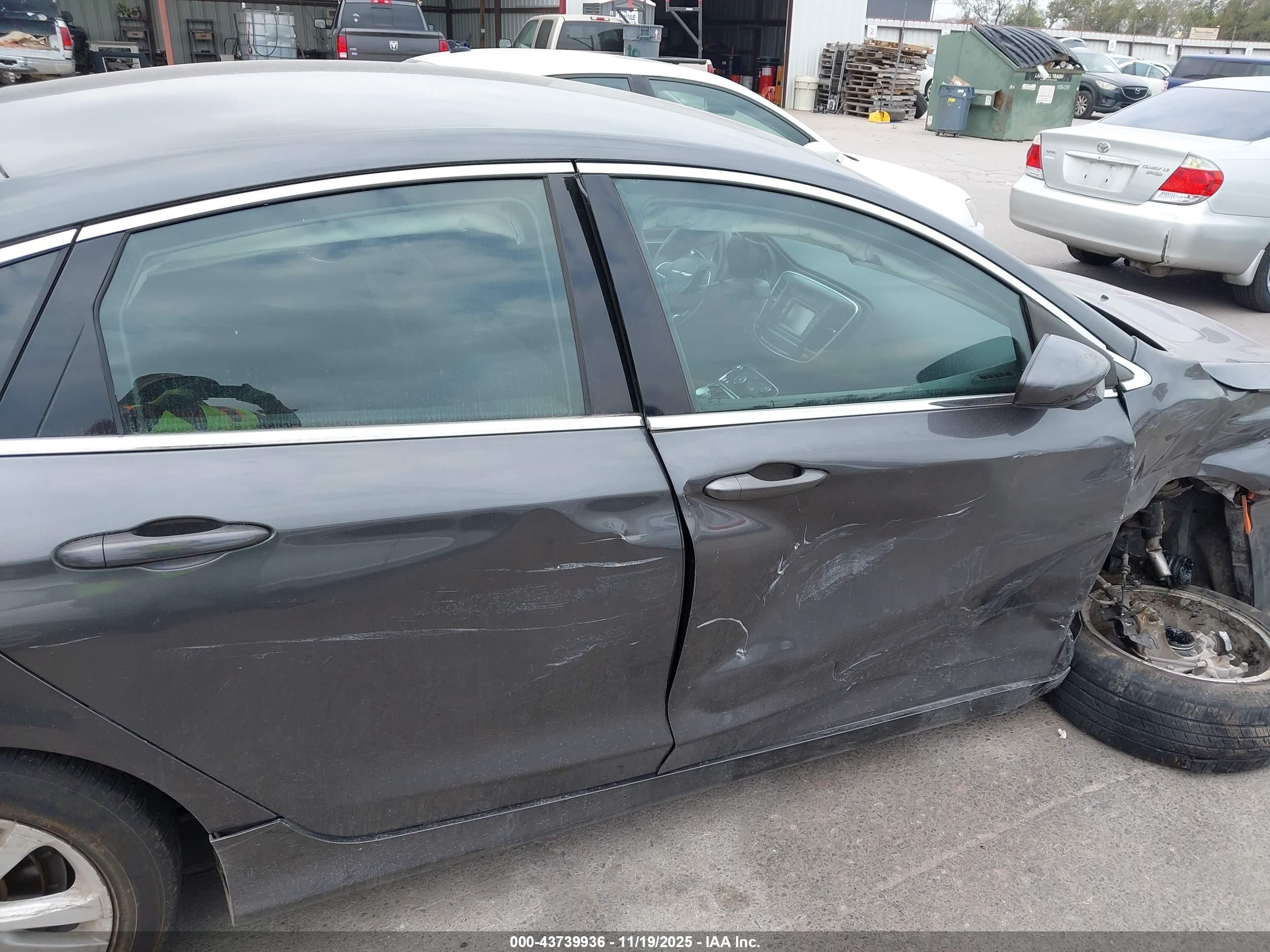 CHRYSLER 200 image 6