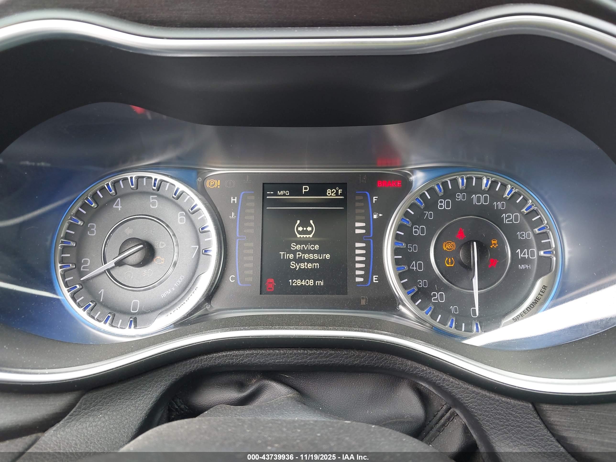 CHRYSLER 200 image 7