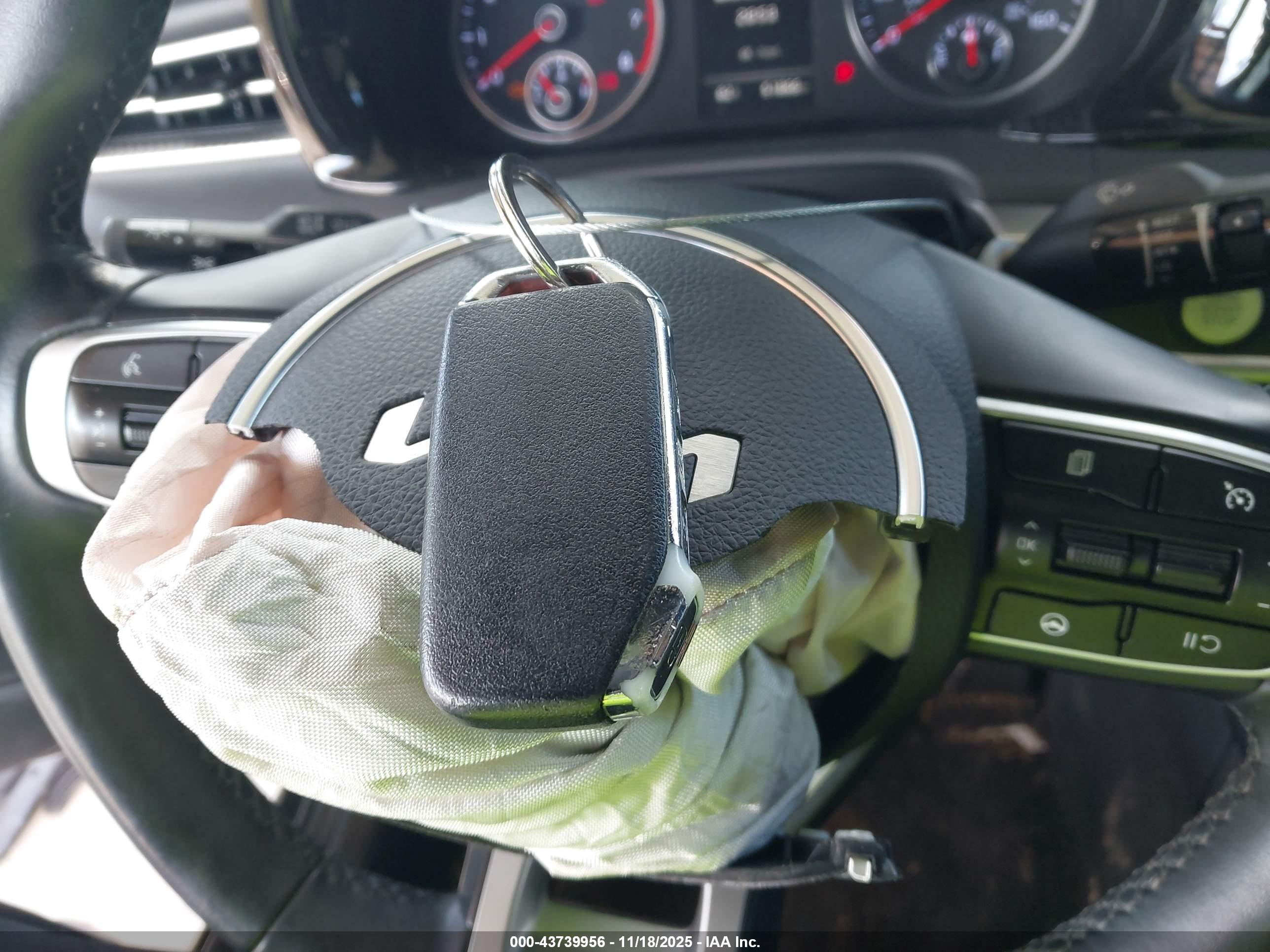 KIA K5 image 11