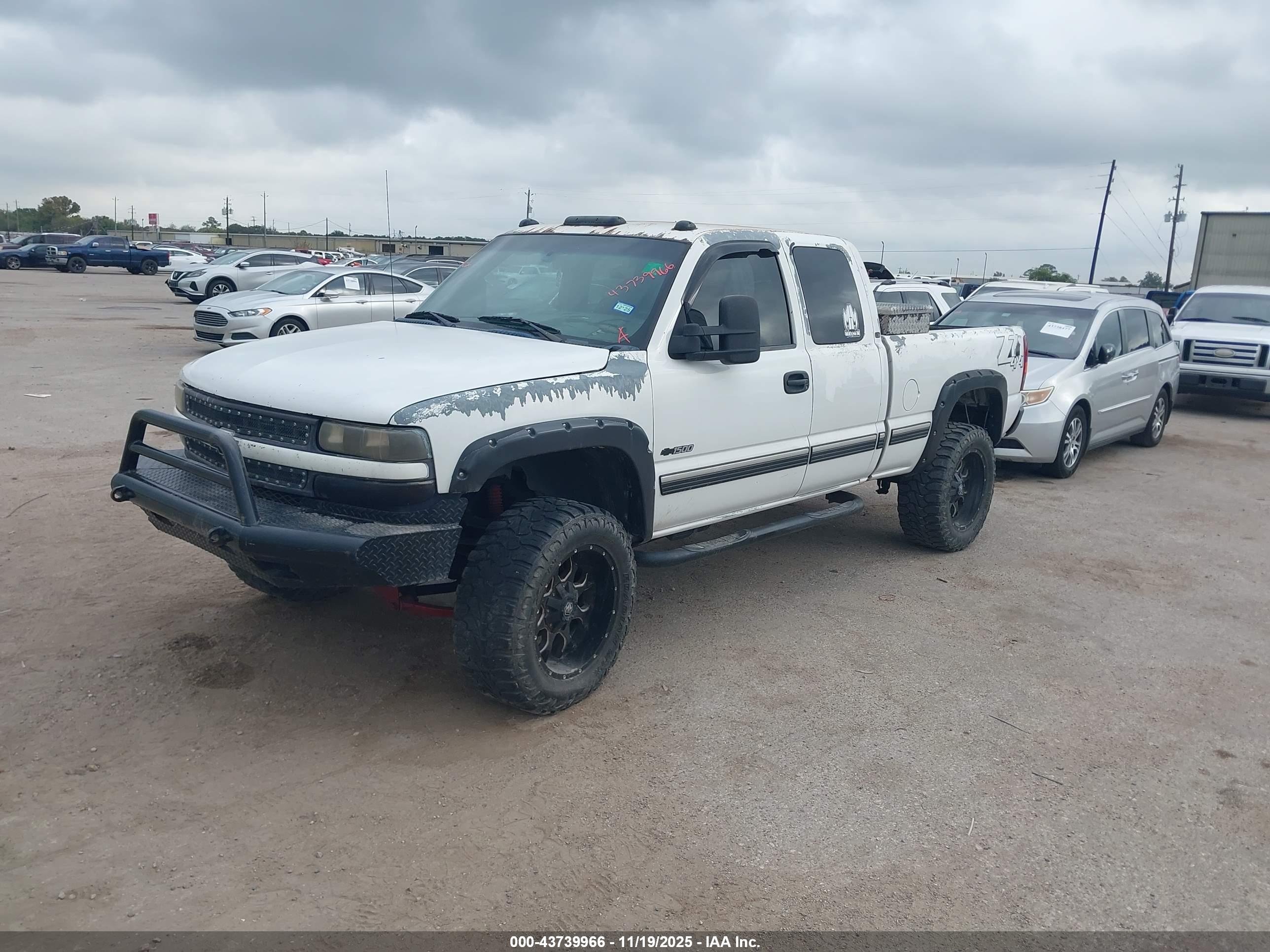 CHEVROLET SILVERADO image 2