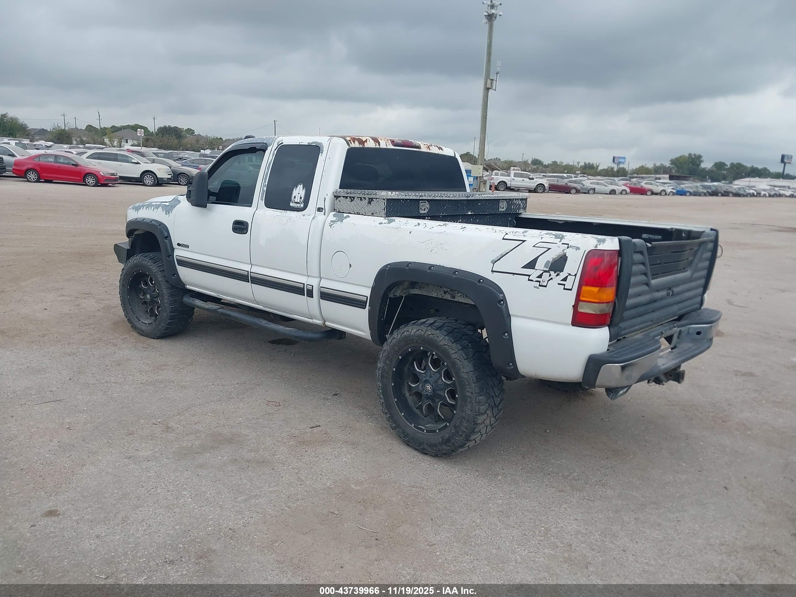 CHEVROLET SILVERADO image 3