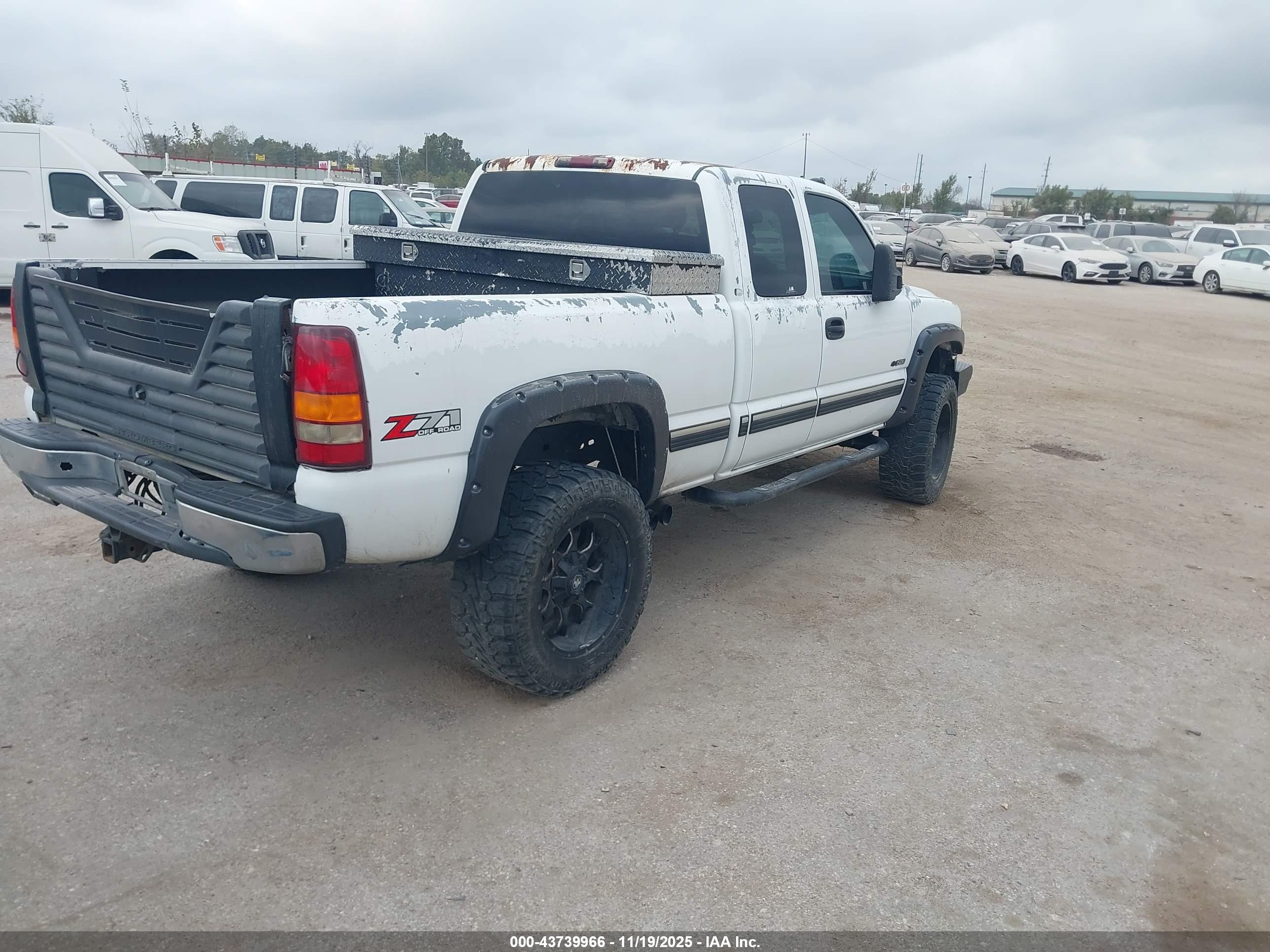 CHEVROLET SILVERADO image 4