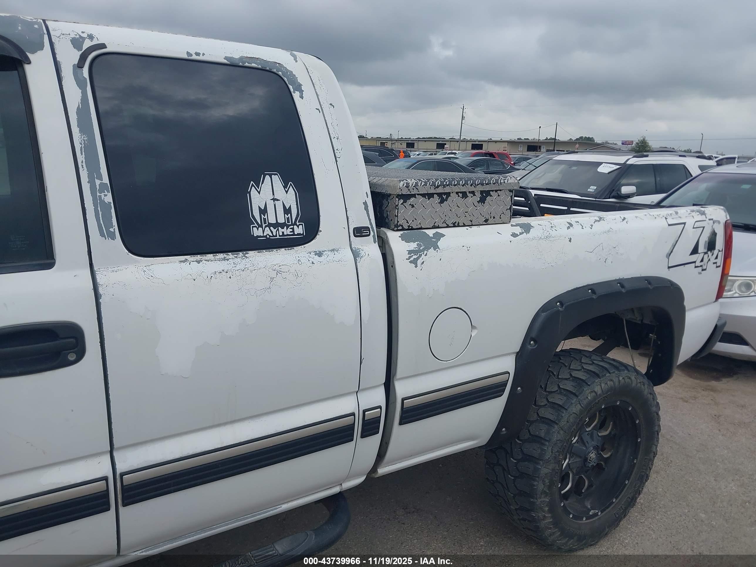 CHEVROLET SILVERADO image 6