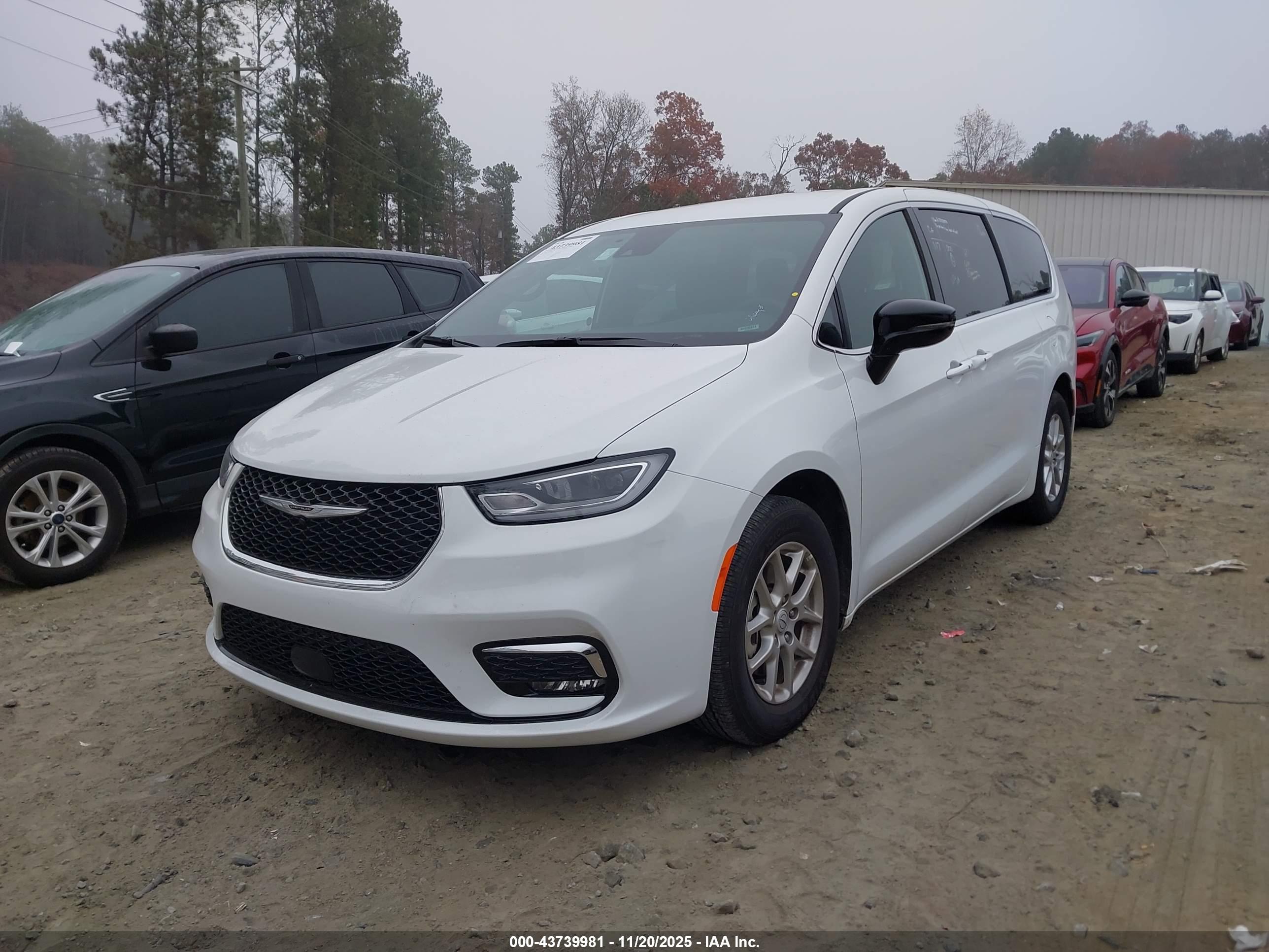CHRYSLER PACIFICA image 2