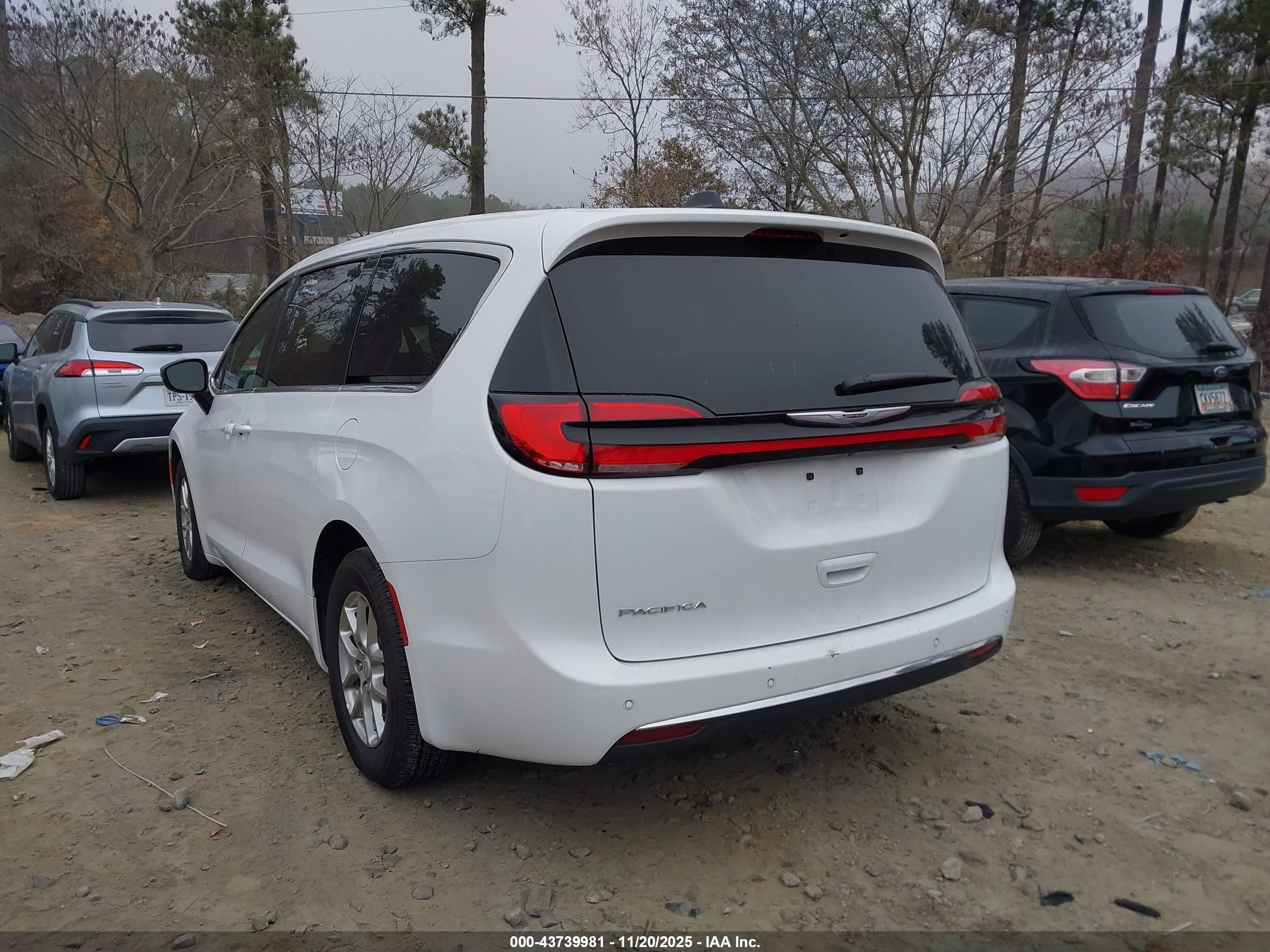 CHRYSLER PACIFICA image 3