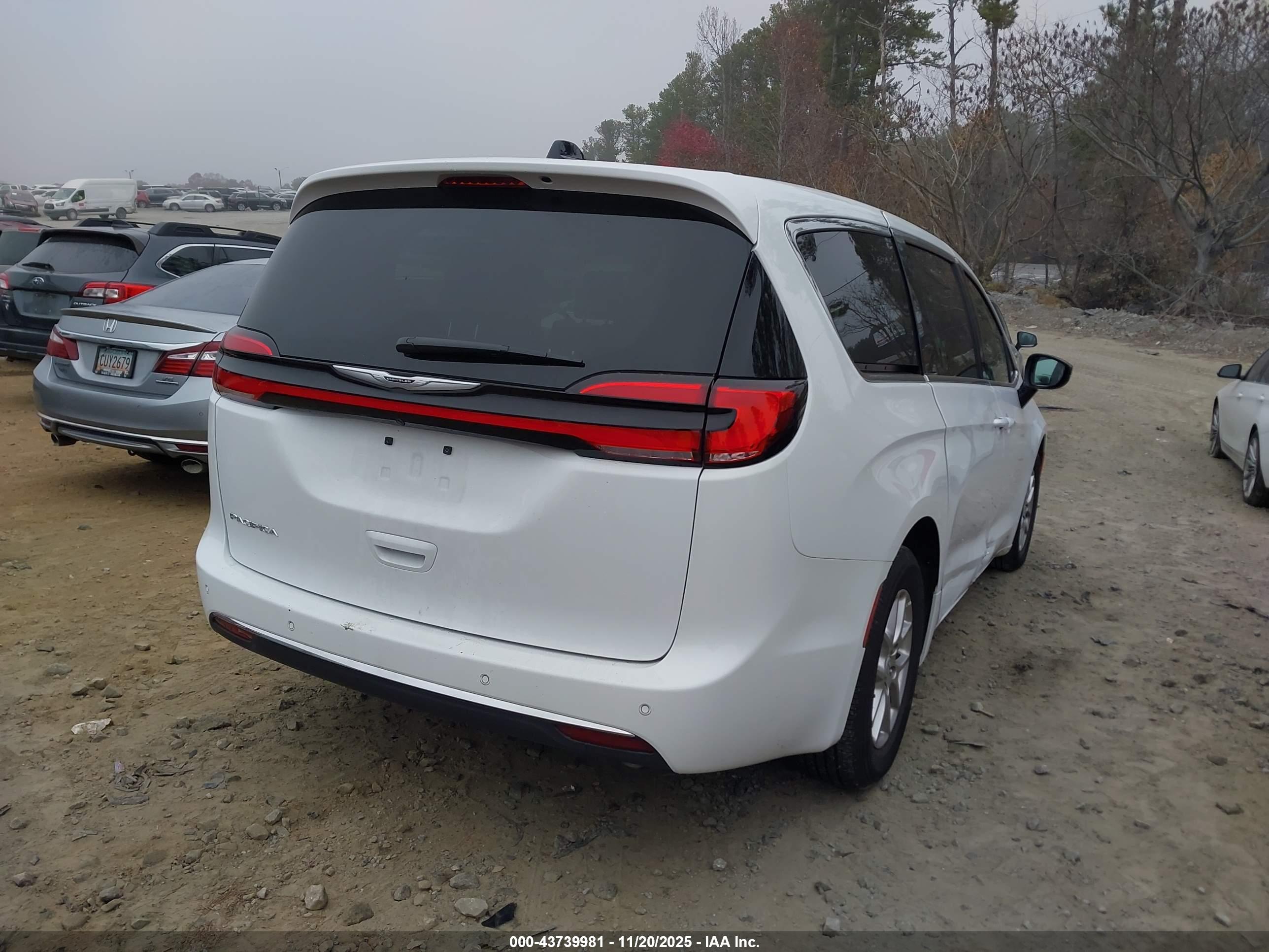 CHRYSLER PACIFICA image 4