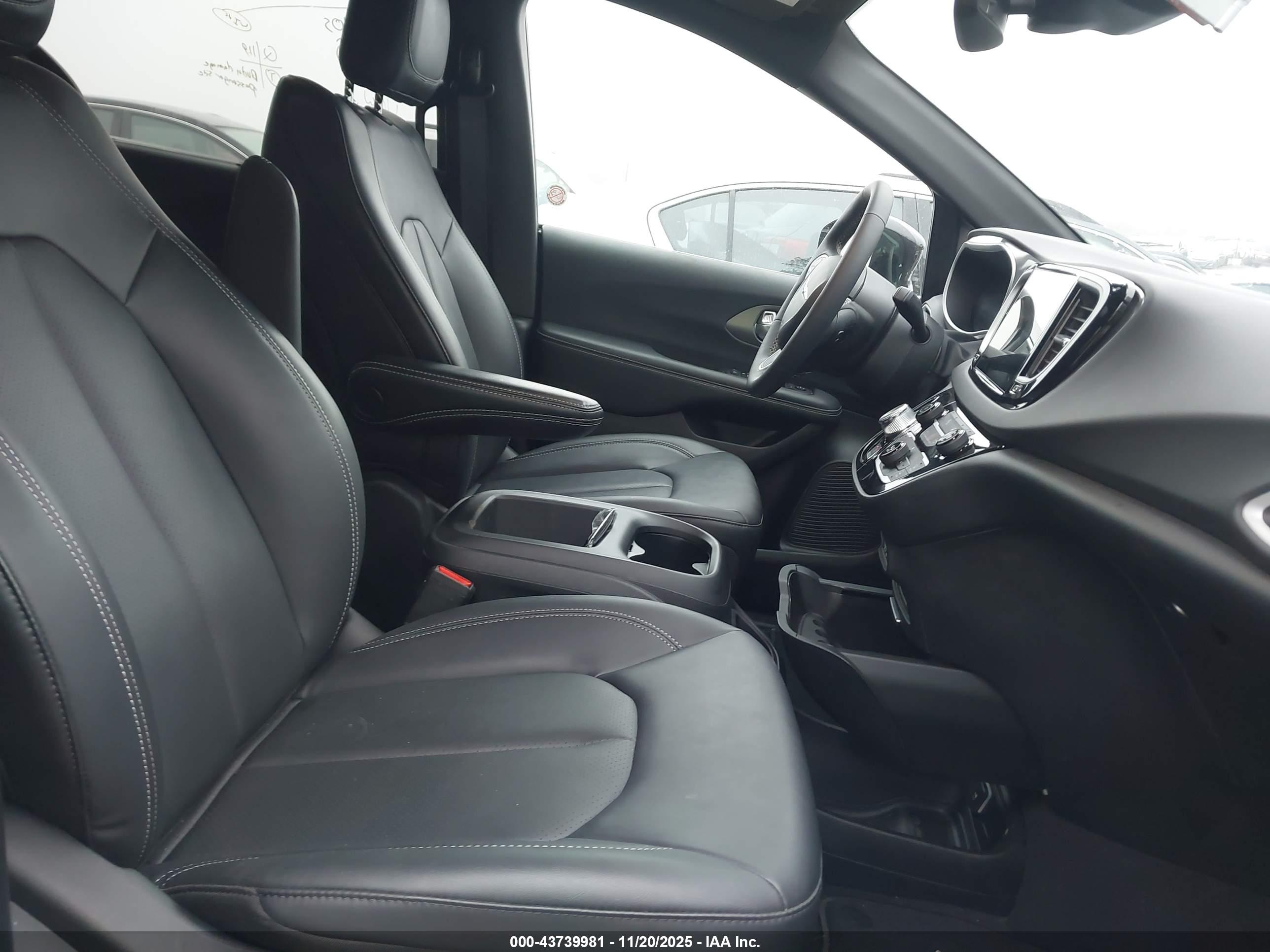 CHRYSLER PACIFICA image 5