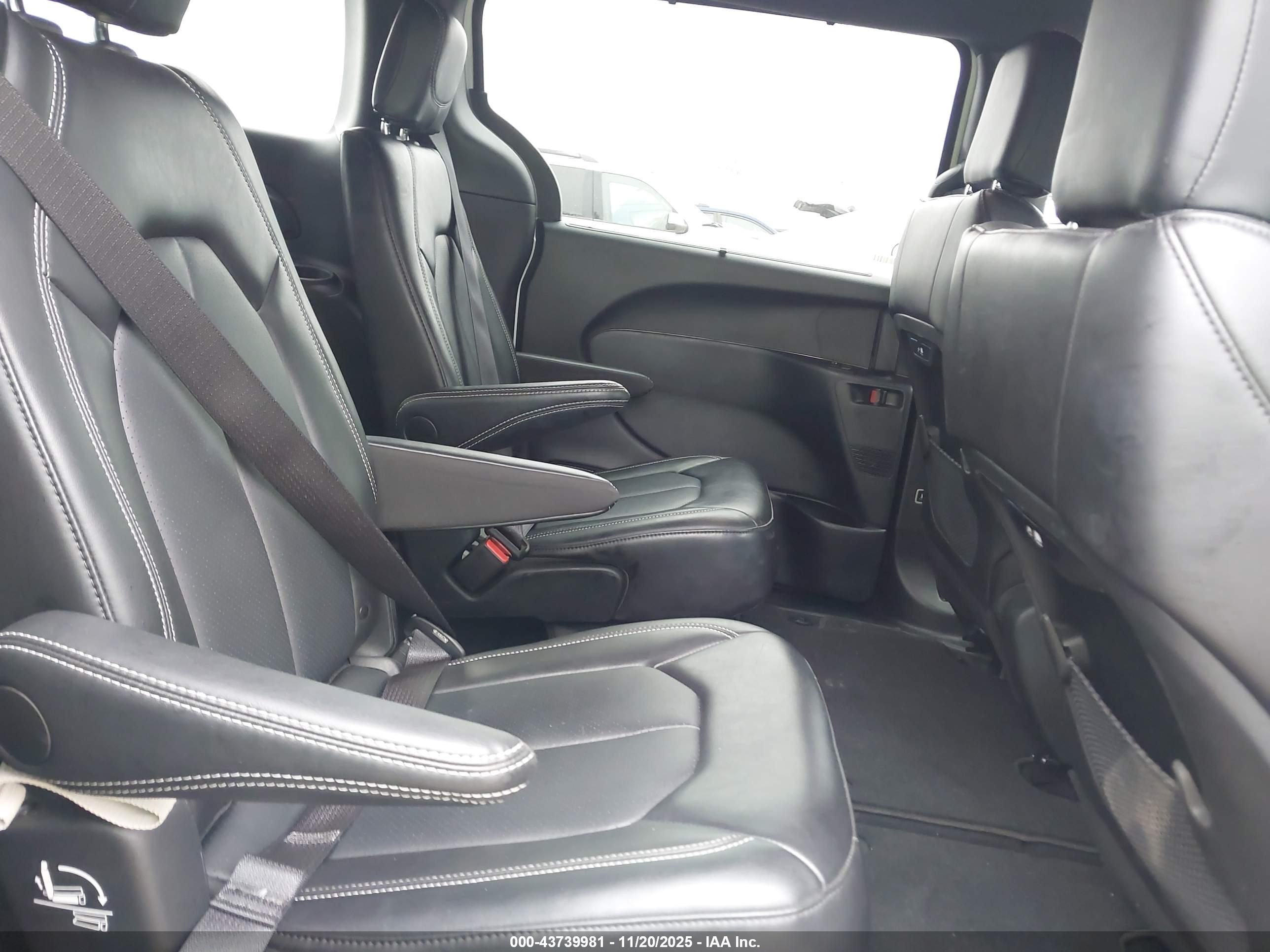 CHRYSLER PACIFICA image 8