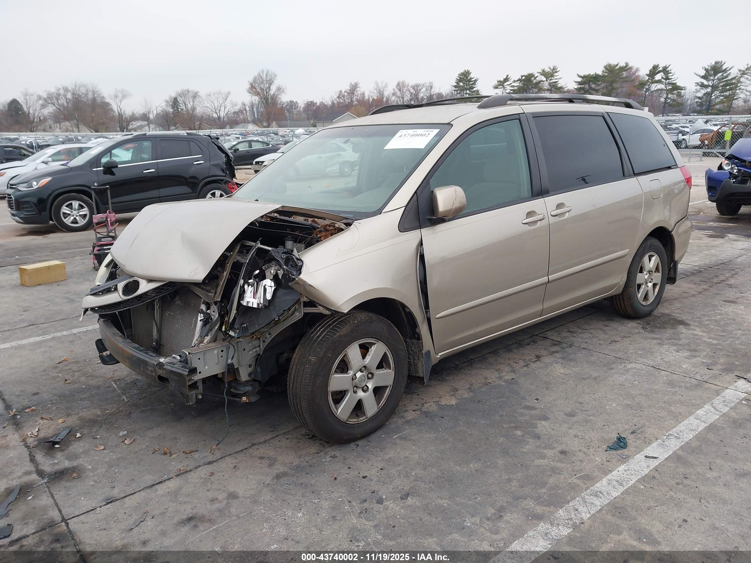 TOYOTA SIENNA image 2