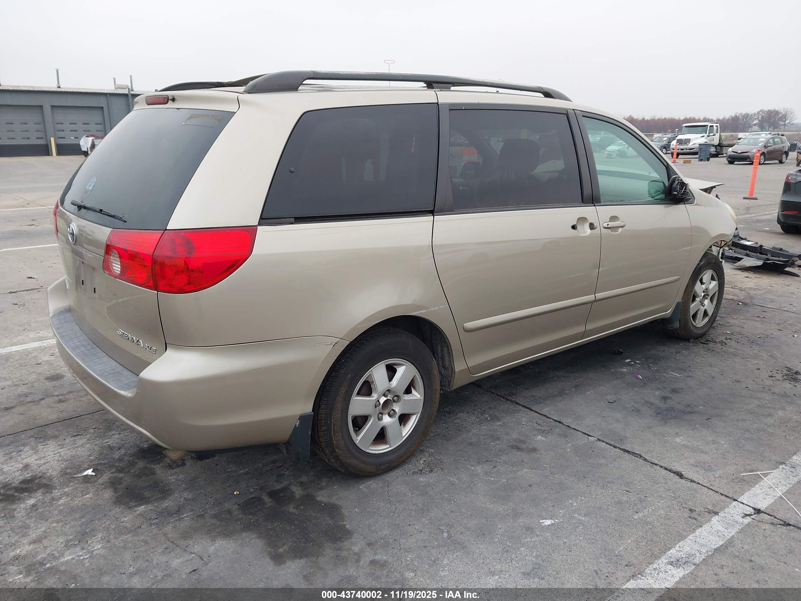TOYOTA SIENNA image 4