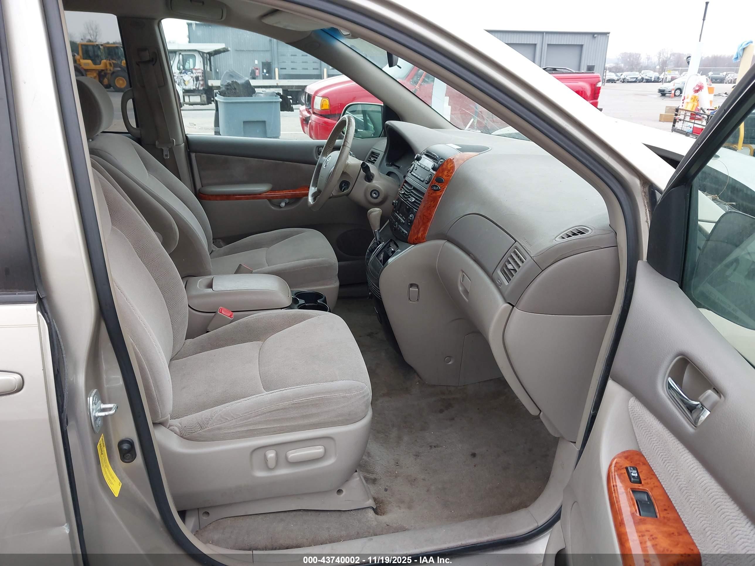 TOYOTA SIENNA image 5