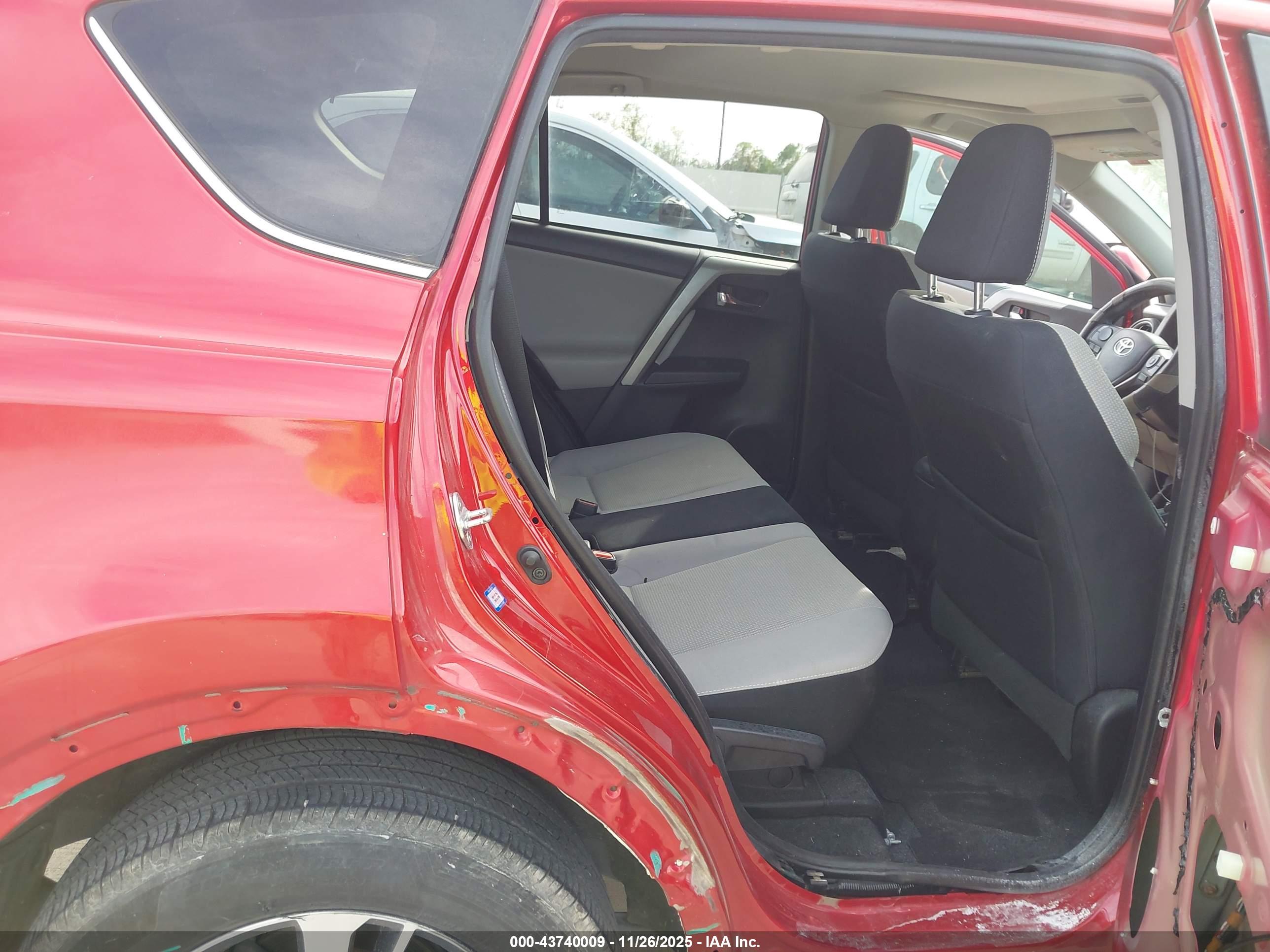 TOYOTA RAV4 image 8