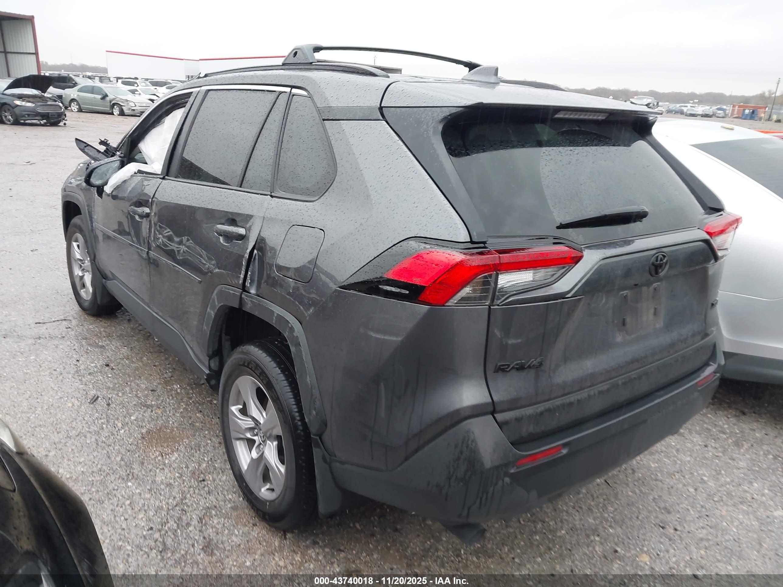 TOYOTA RAV4 image 3