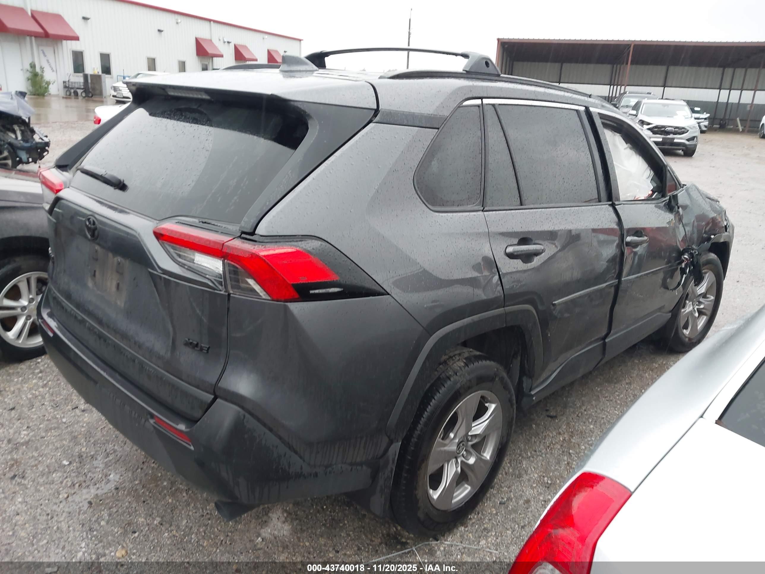 TOYOTA RAV4 image 4