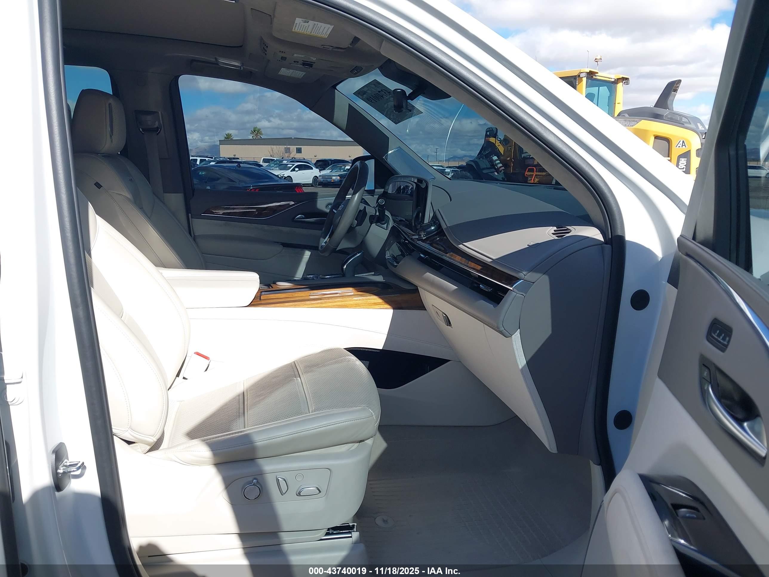 CADILLAC ESCALADE image 5
