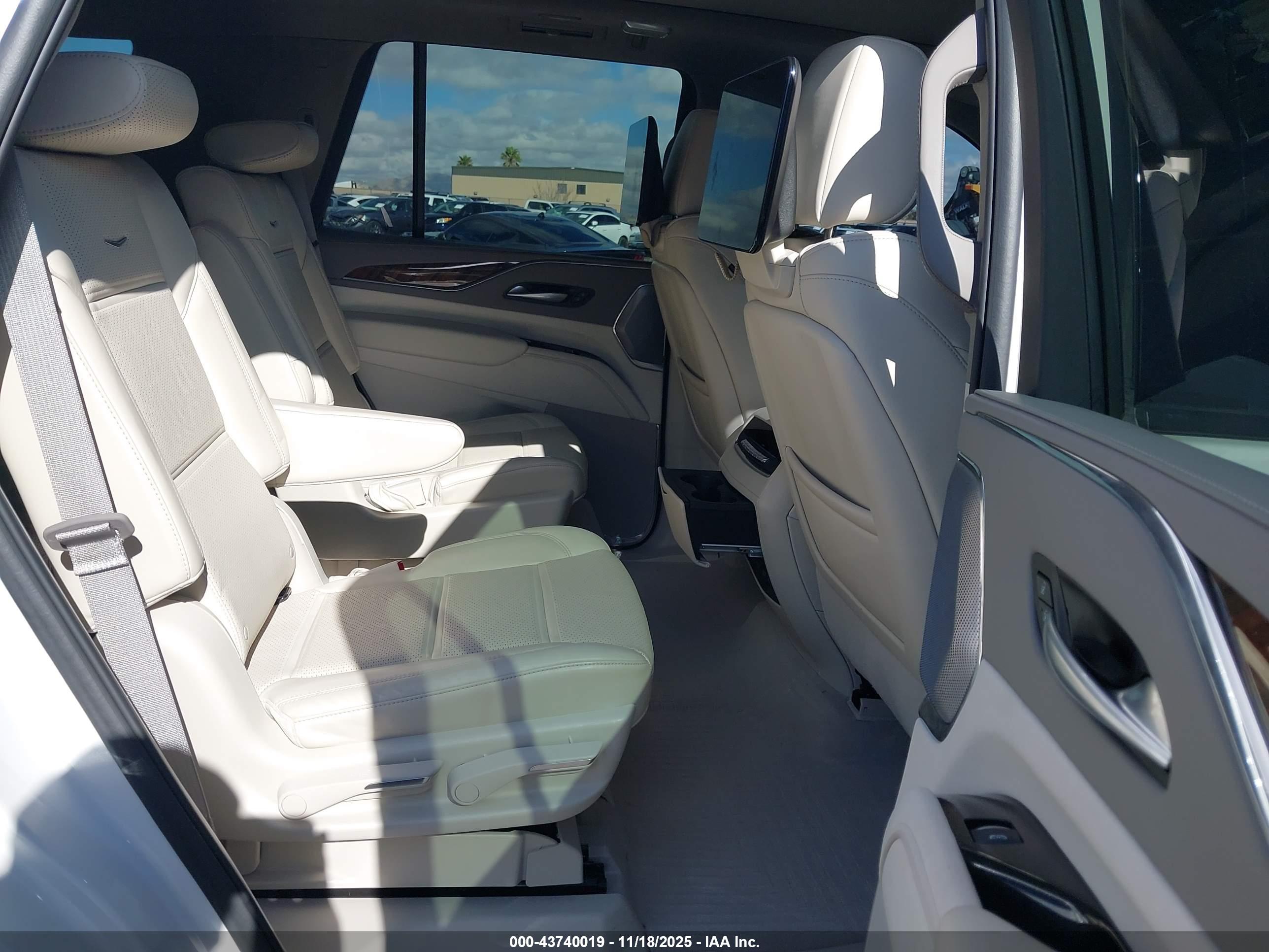 CADILLAC ESCALADE image 8