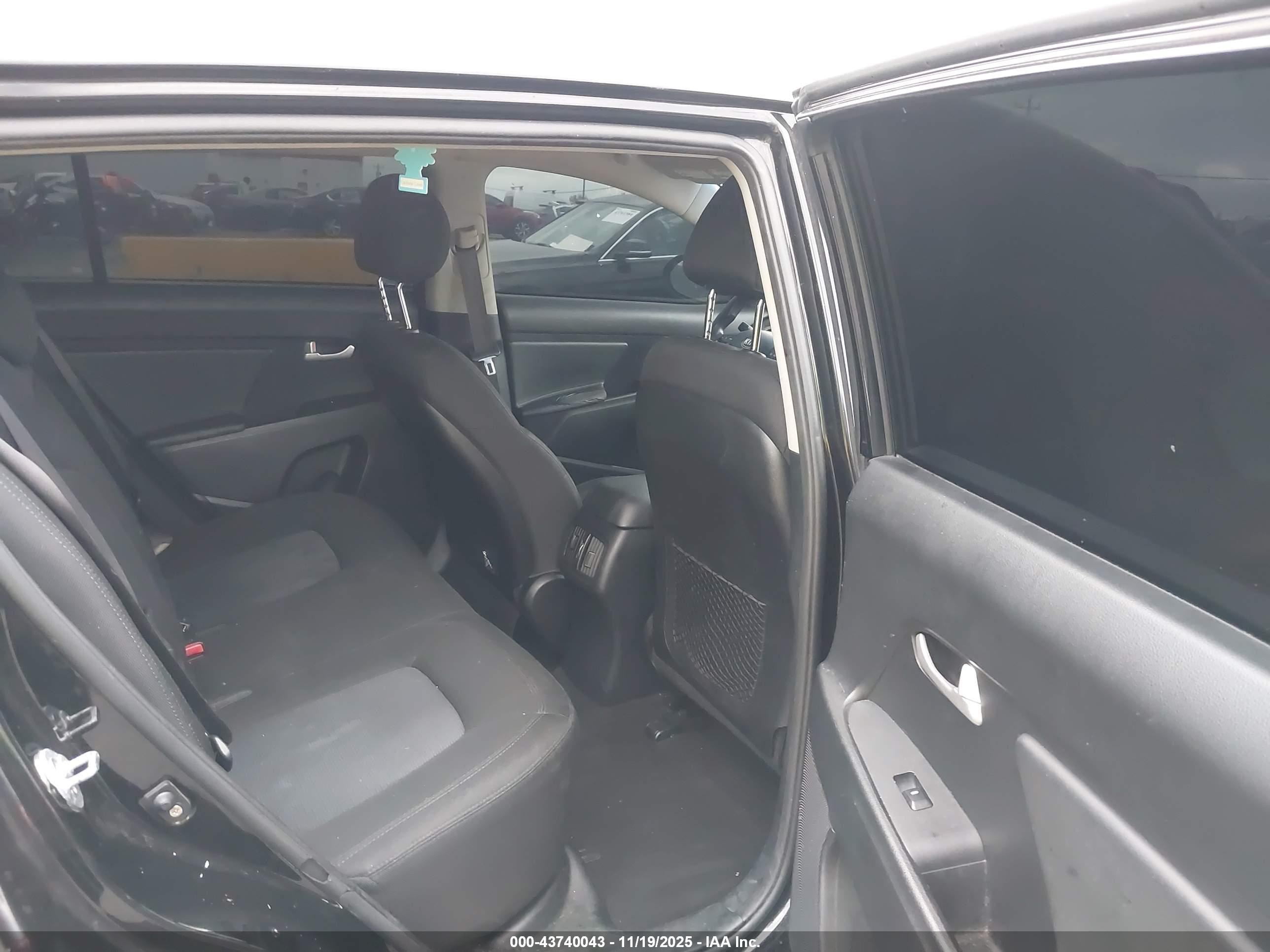 KIA SPORTAGE image 8
