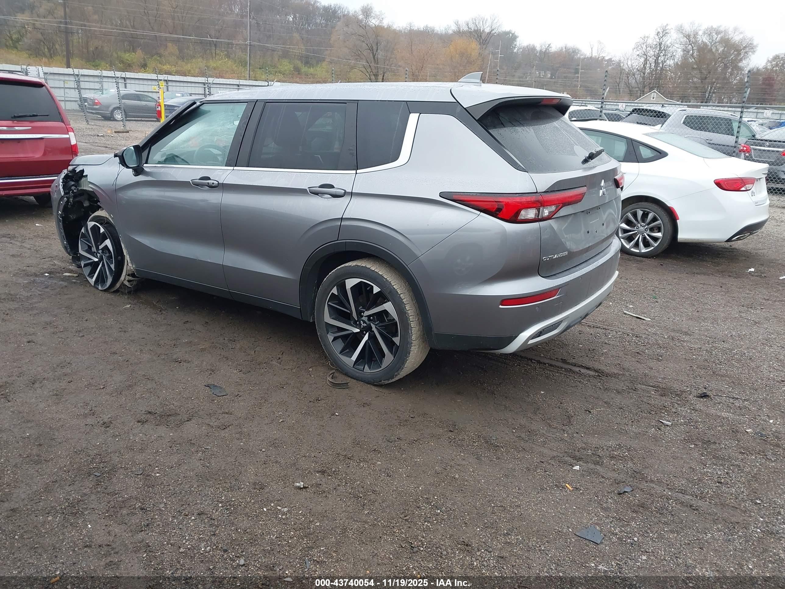 MITSUBISHI OUTLANDER image 3