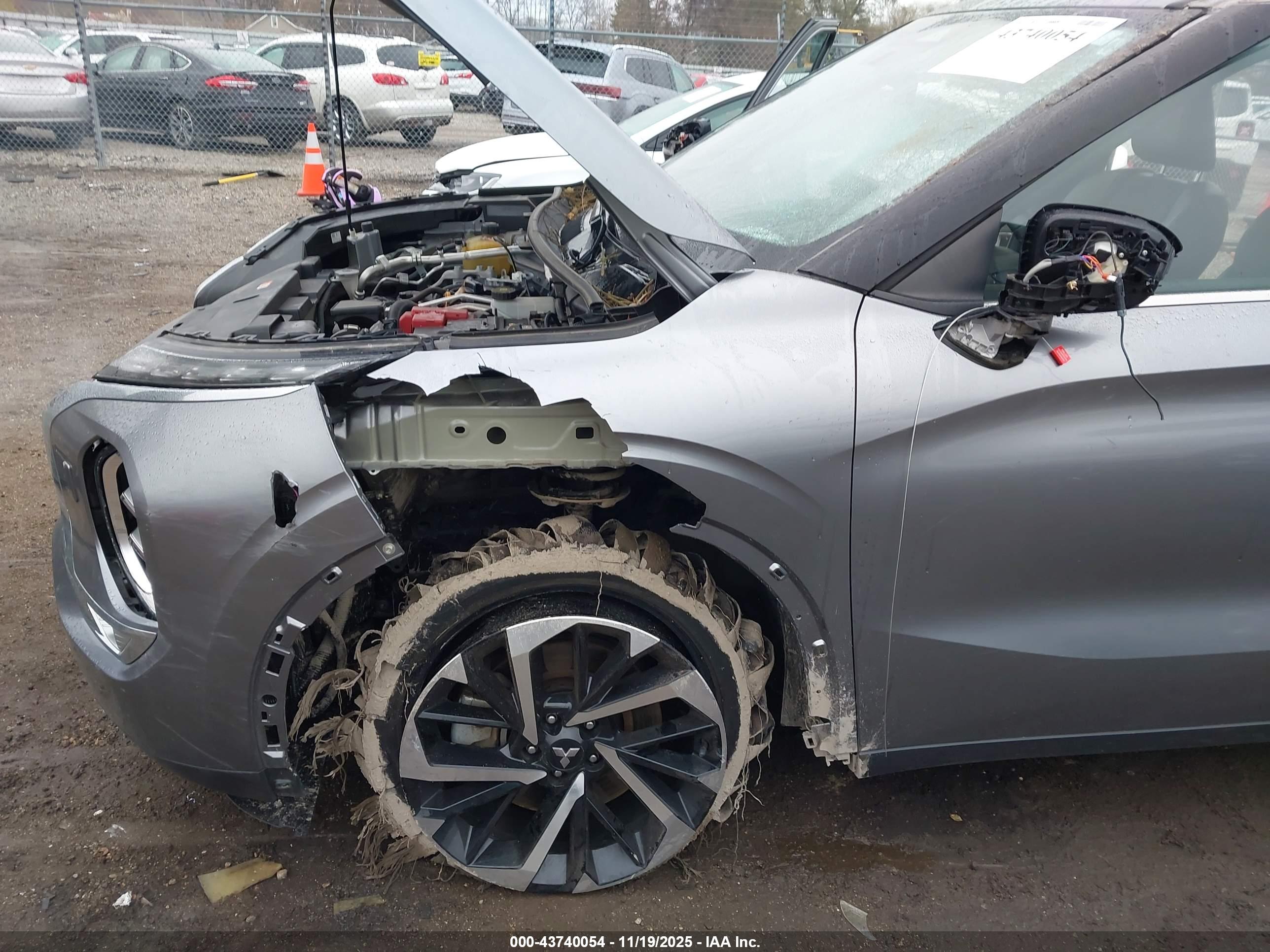 MITSUBISHI OUTLANDER image 6