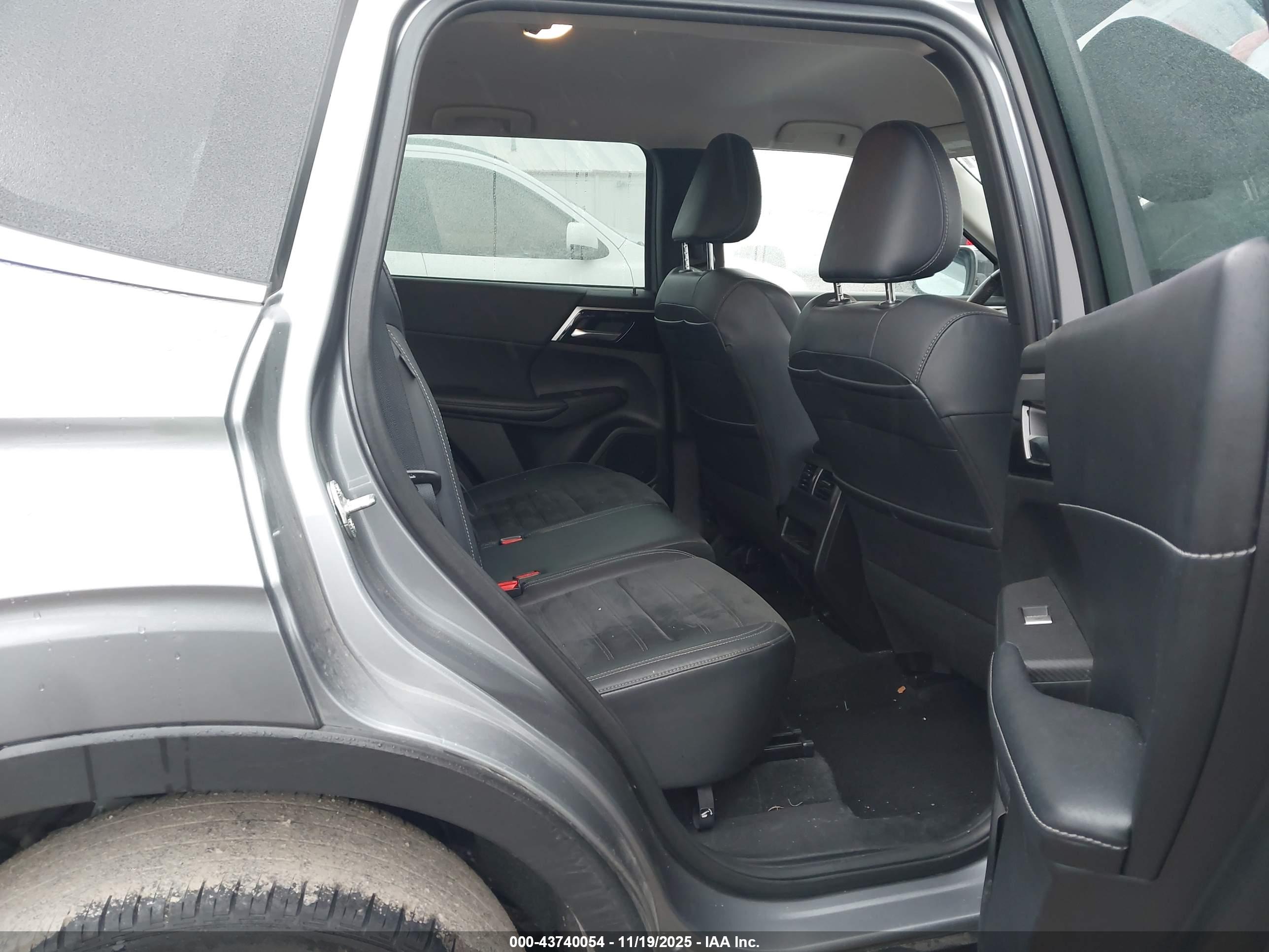 MITSUBISHI OUTLANDER image 8