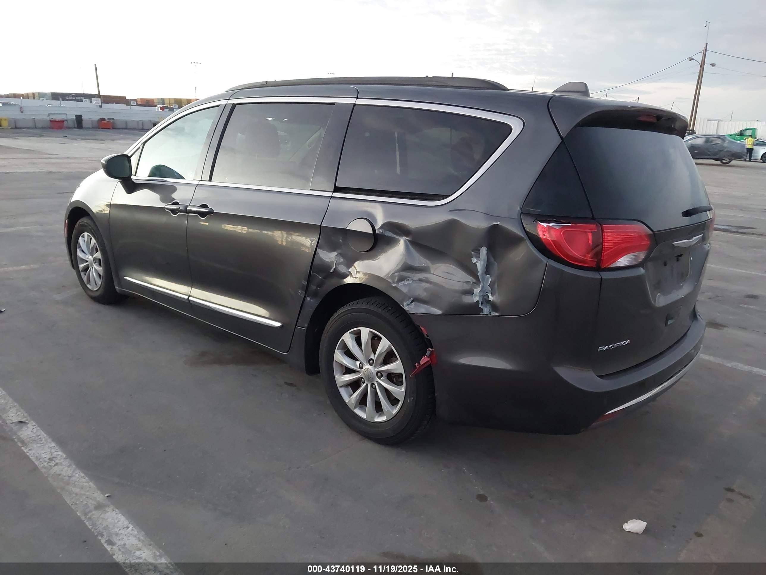 CHRYSLER PACIFICA image 3
