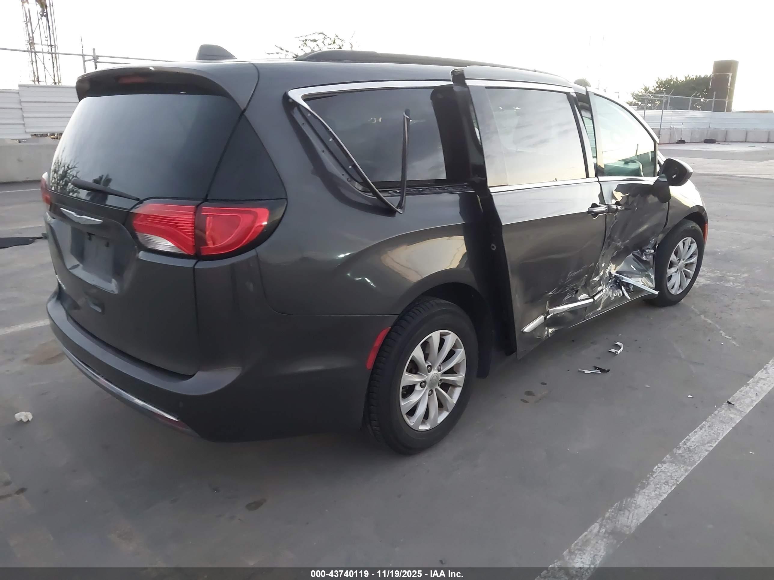 CHRYSLER PACIFICA image 4