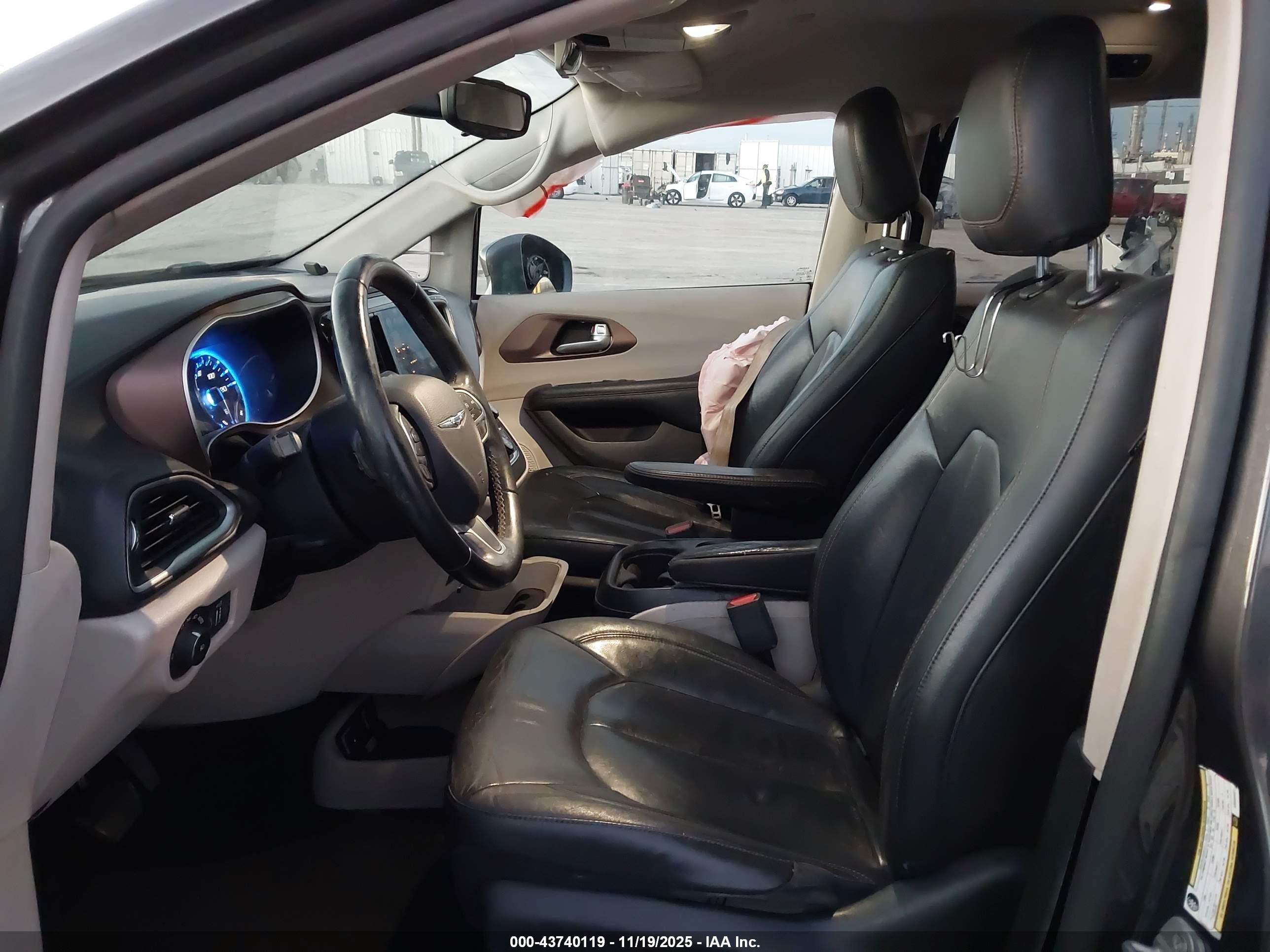 CHRYSLER PACIFICA image 5