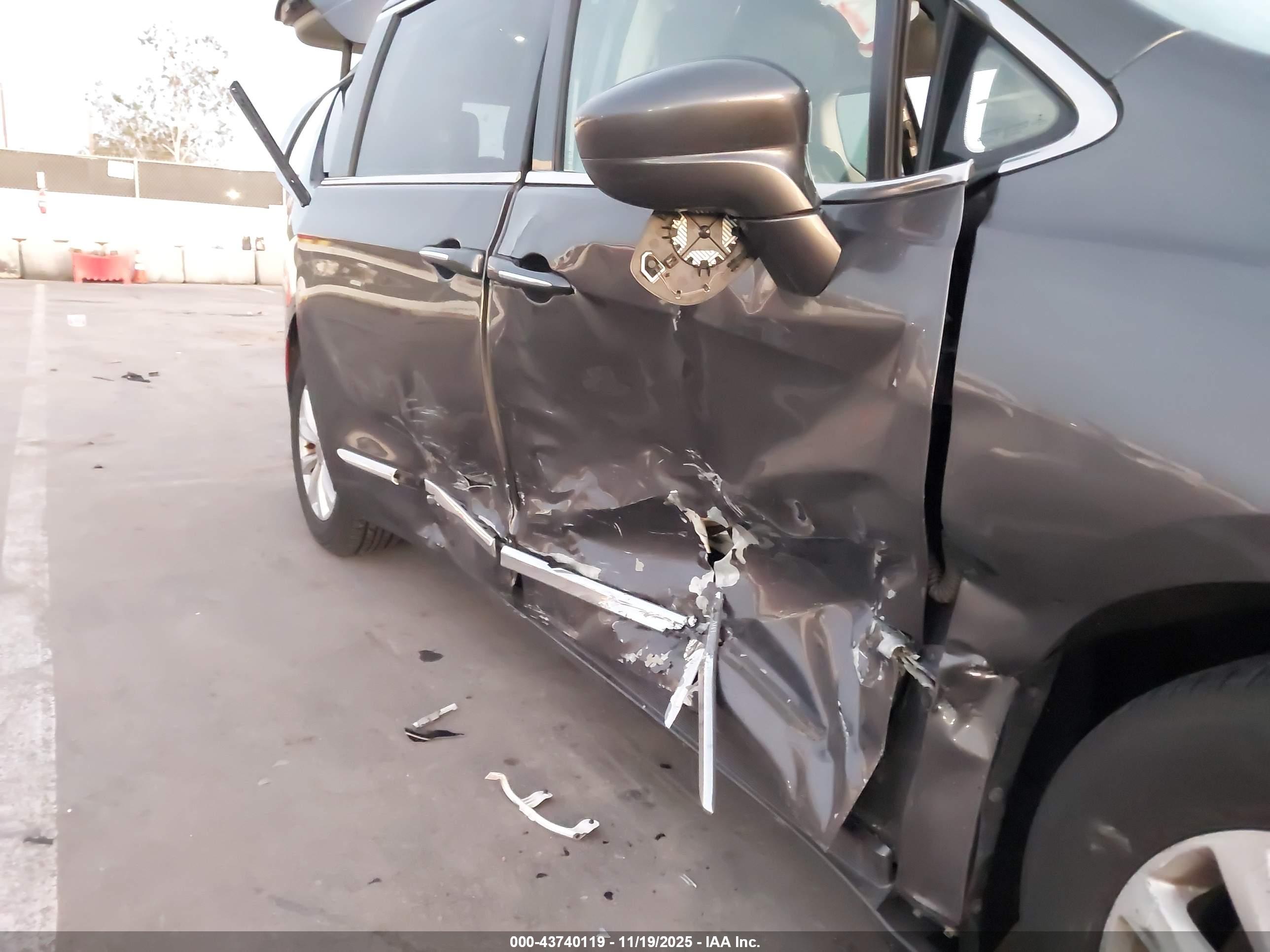 CHRYSLER PACIFICA image 6