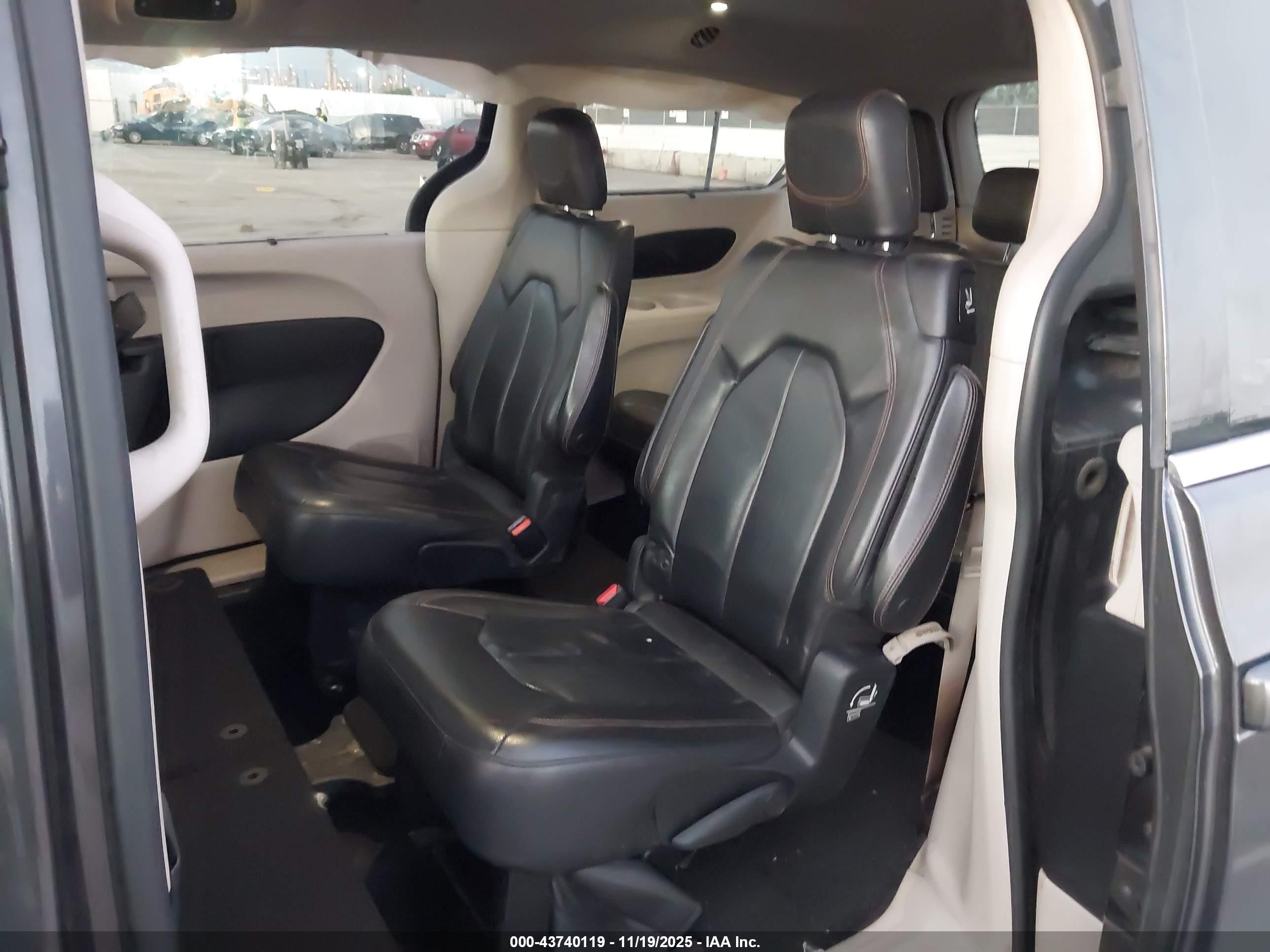 CHRYSLER PACIFICA image 8