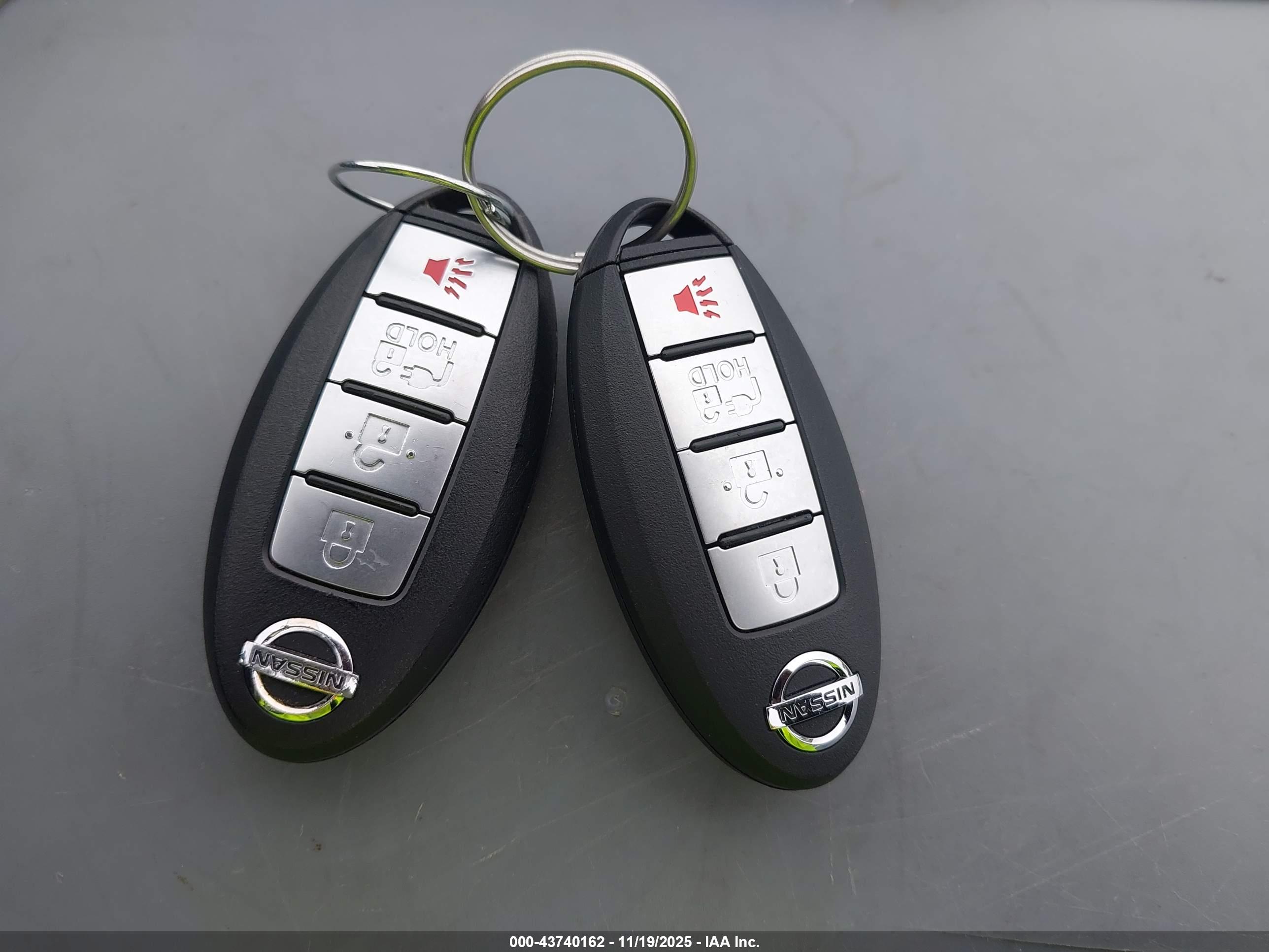 NISSAN LEAF image 11
